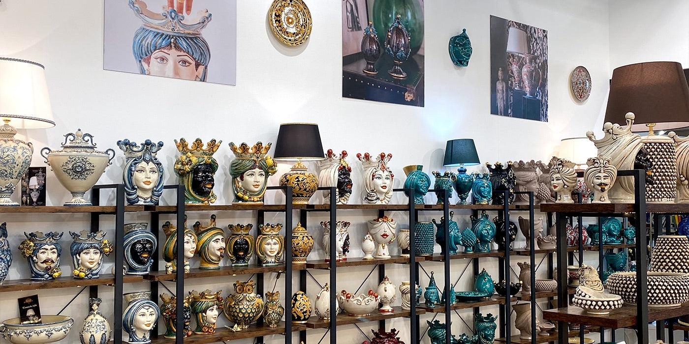 esposizione di ceramiche Caltagirone fatti a mano con teste di moro colorate e motivi tradizionali a Milano
