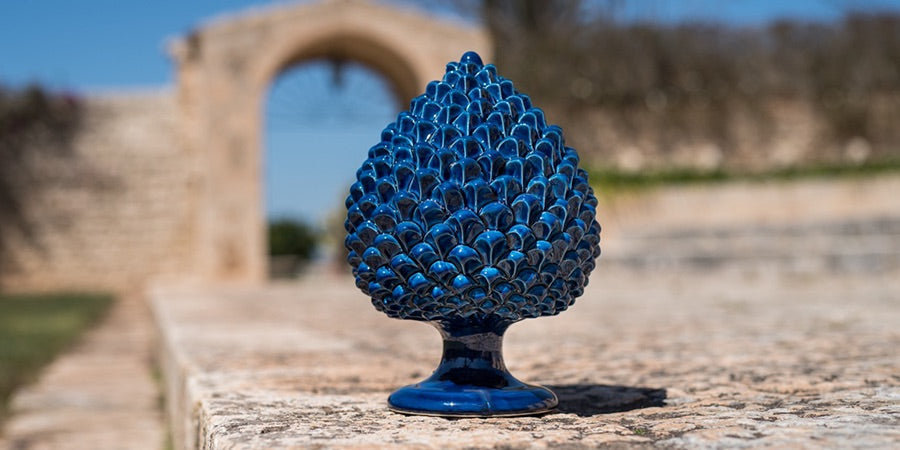 Pigna siciliana blu in ceramica Caltagirone fatti a mano, decorazione tradizionale all’aperto