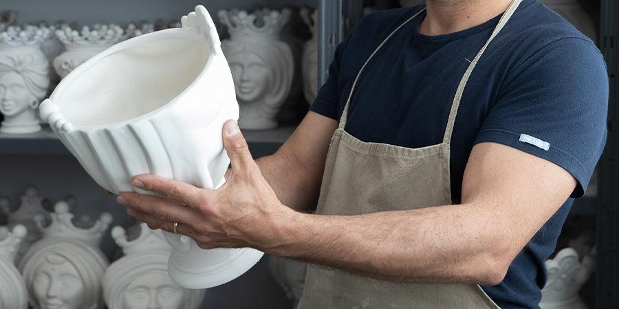 Artigiano con vaso ceramica bianca fatti a mano, ceramiche Caltagirone Sofia, laboratorio.