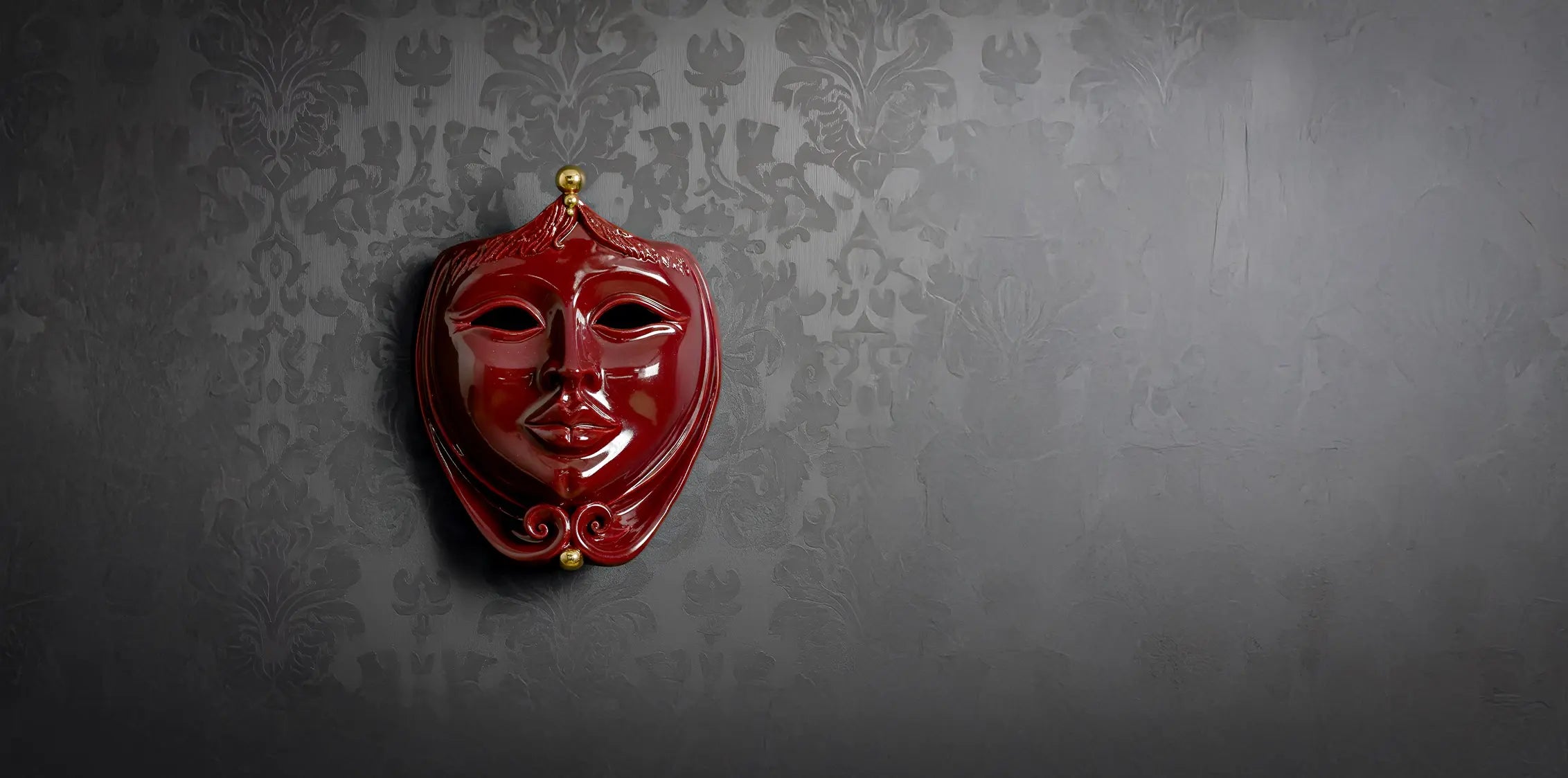 Maschera in ceramica rossa di Caltagirone fatti a mano su sfondo grigio decorato
