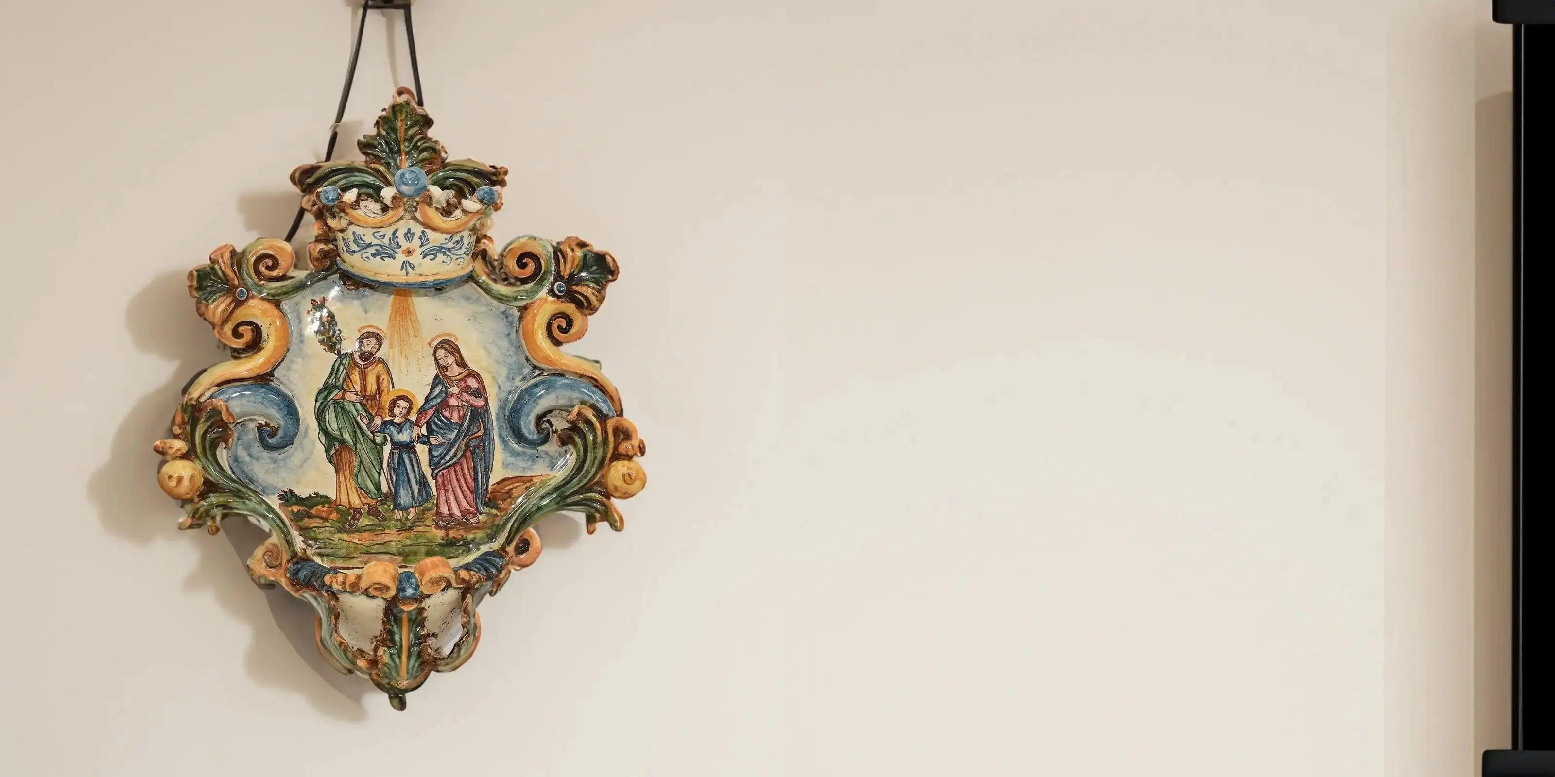 Acquasantiera in ceramica fatta a mano di Caltagirone con figura sacra dipinta e decorazioni colorate