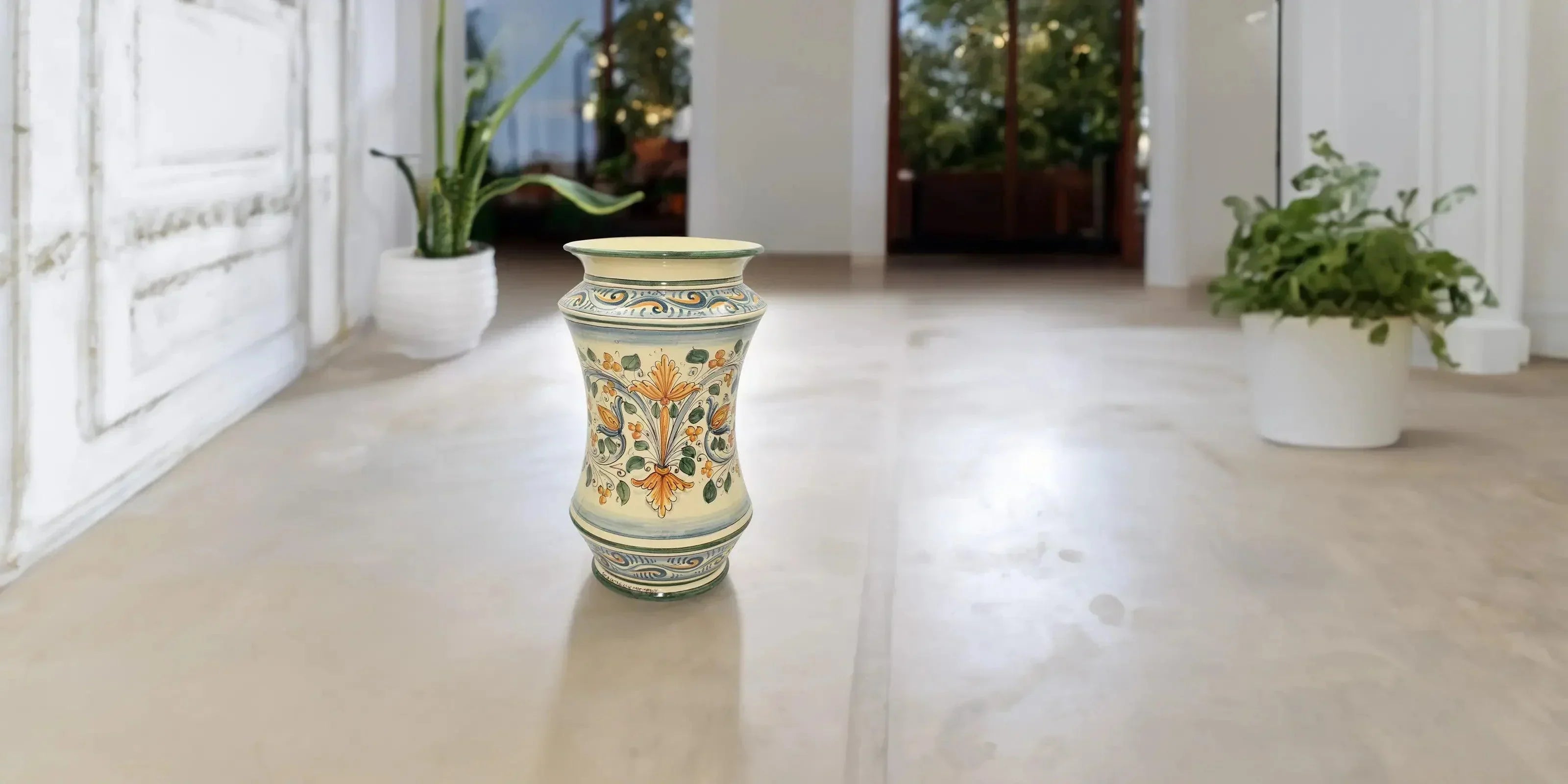 Vaso in ceramica di Caltagirone fatto a mano con motivo fogliame su pavimento in casa luminosa
