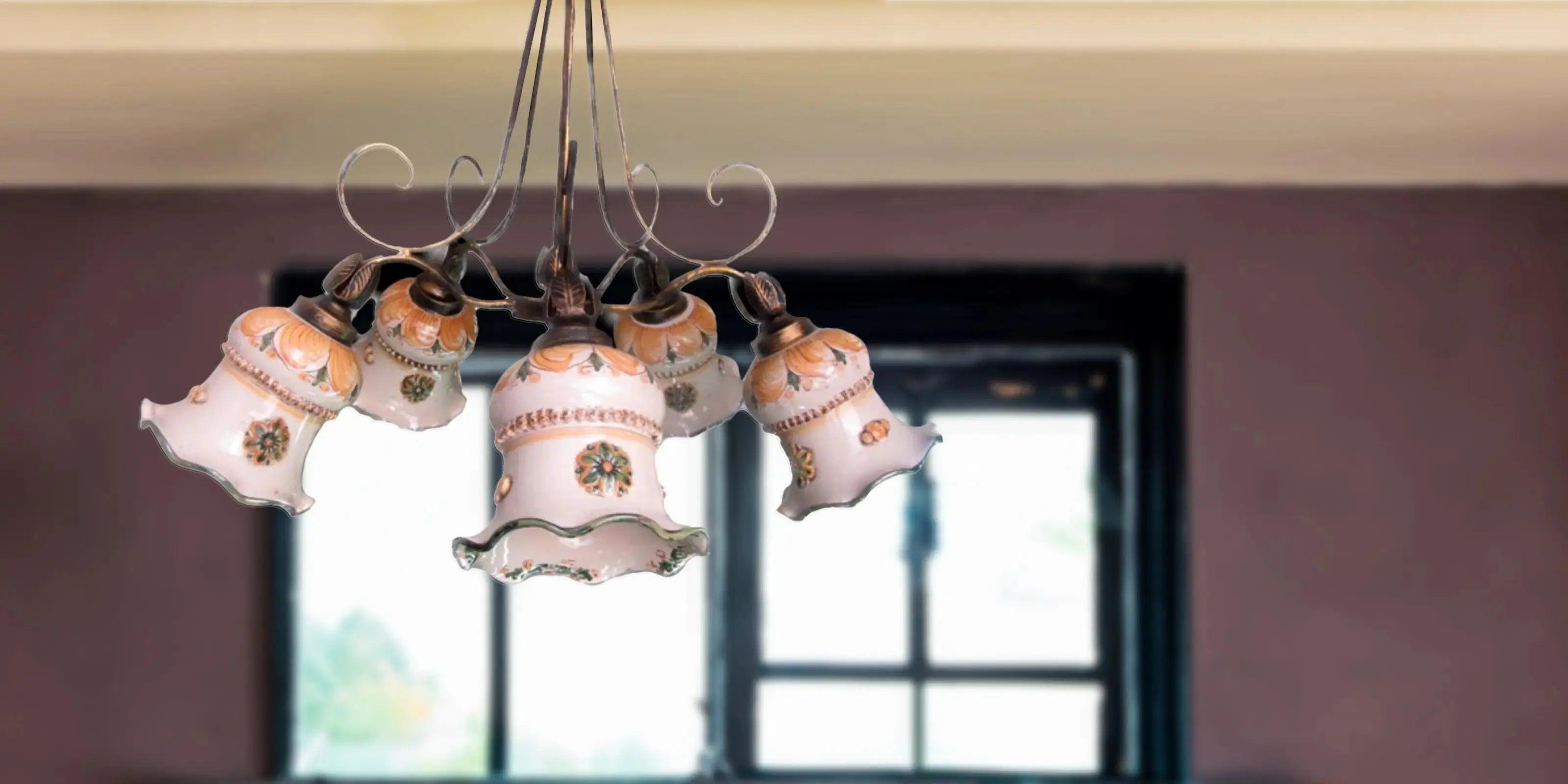 Lampadario a cinque luci con paralumi in ceramiche Caltagirone fatti a mano, decorati con motivi floreali