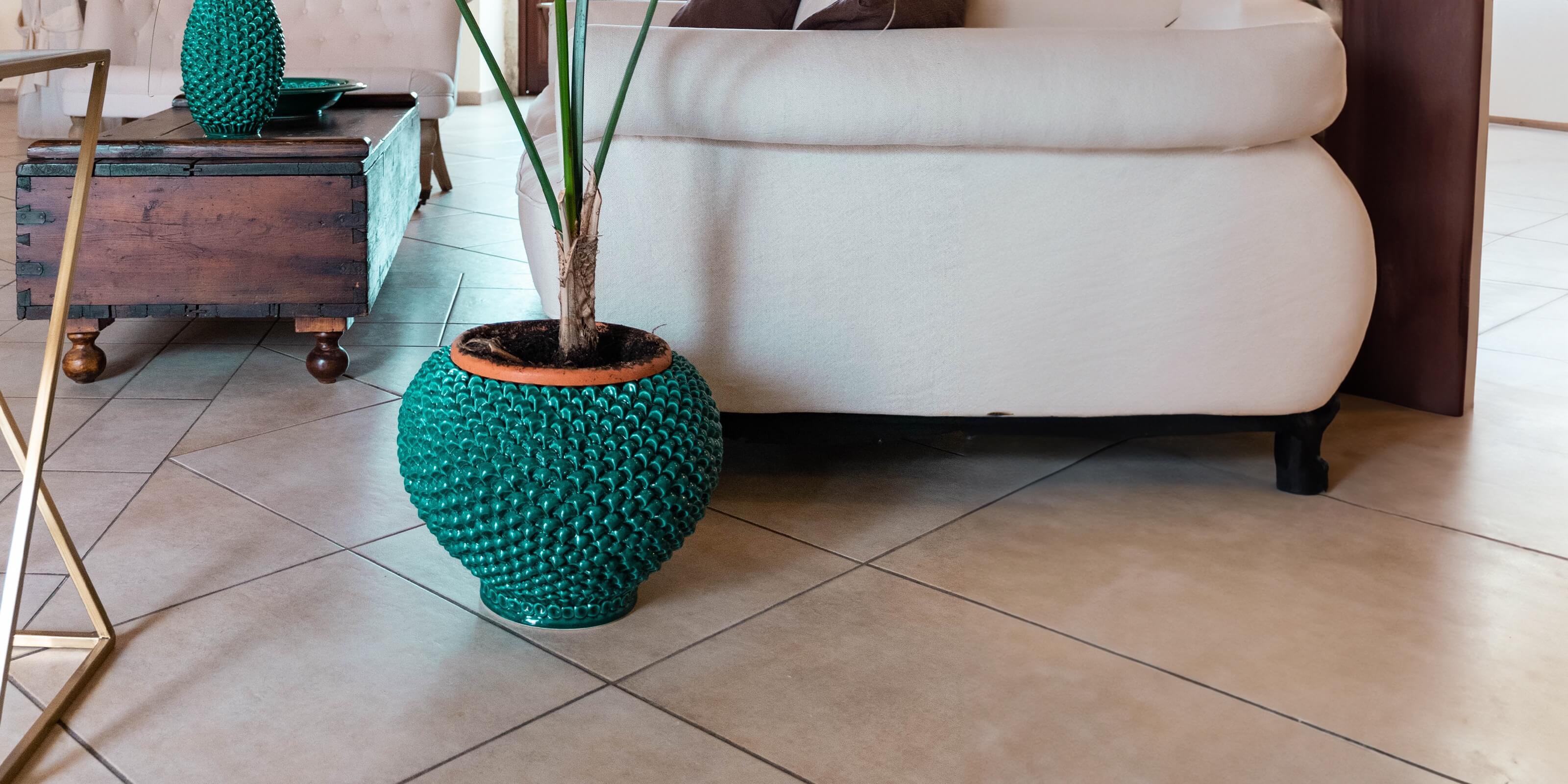 Cachepot a pigna verde smeraldo in ceramiche Caltagirone fatti a mano, salotto con divano bianco