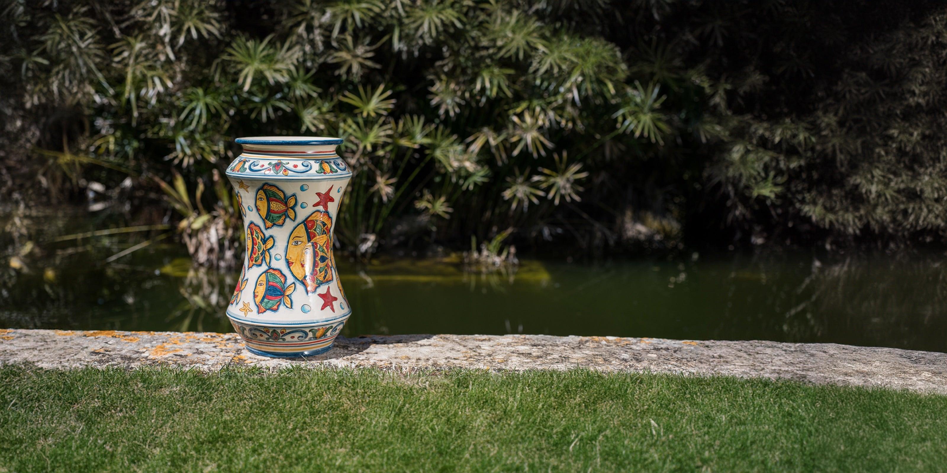 Vaso decorato con pesci e volti, ceramiche caltagirone fatti a mano, stile tradizionale