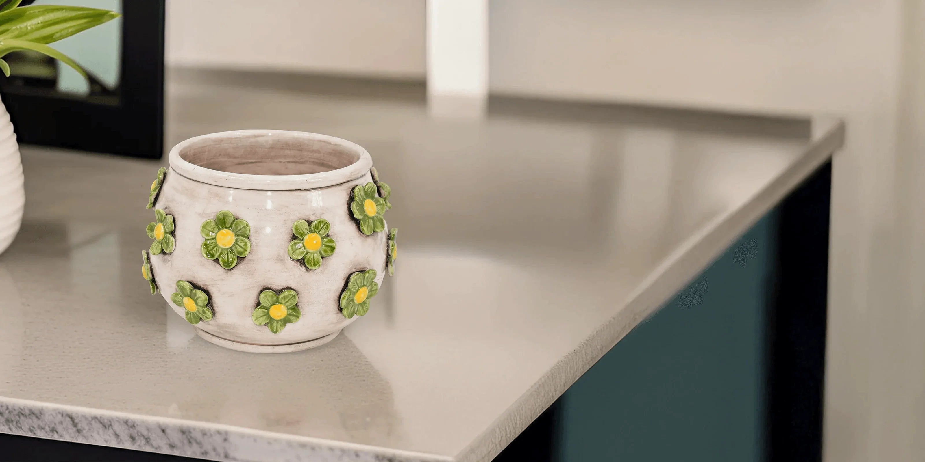 Vaso ceramica Caltagirone Sofia con fiori verdi fatti a mano su piano cucina moderno