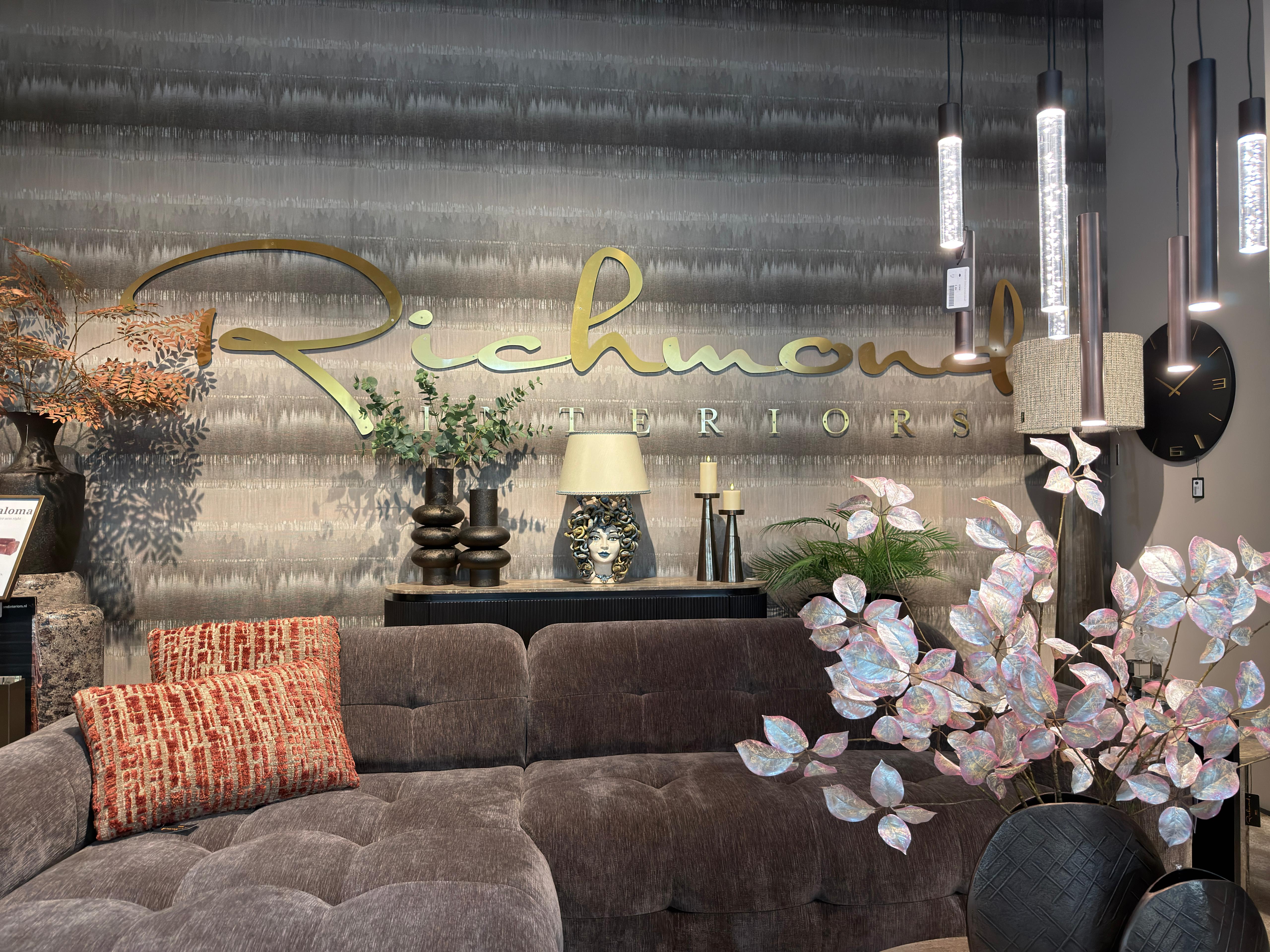 Testa di donna in ceramica di Caltagirone fatti a mano su tavolo, decorazione artigianale