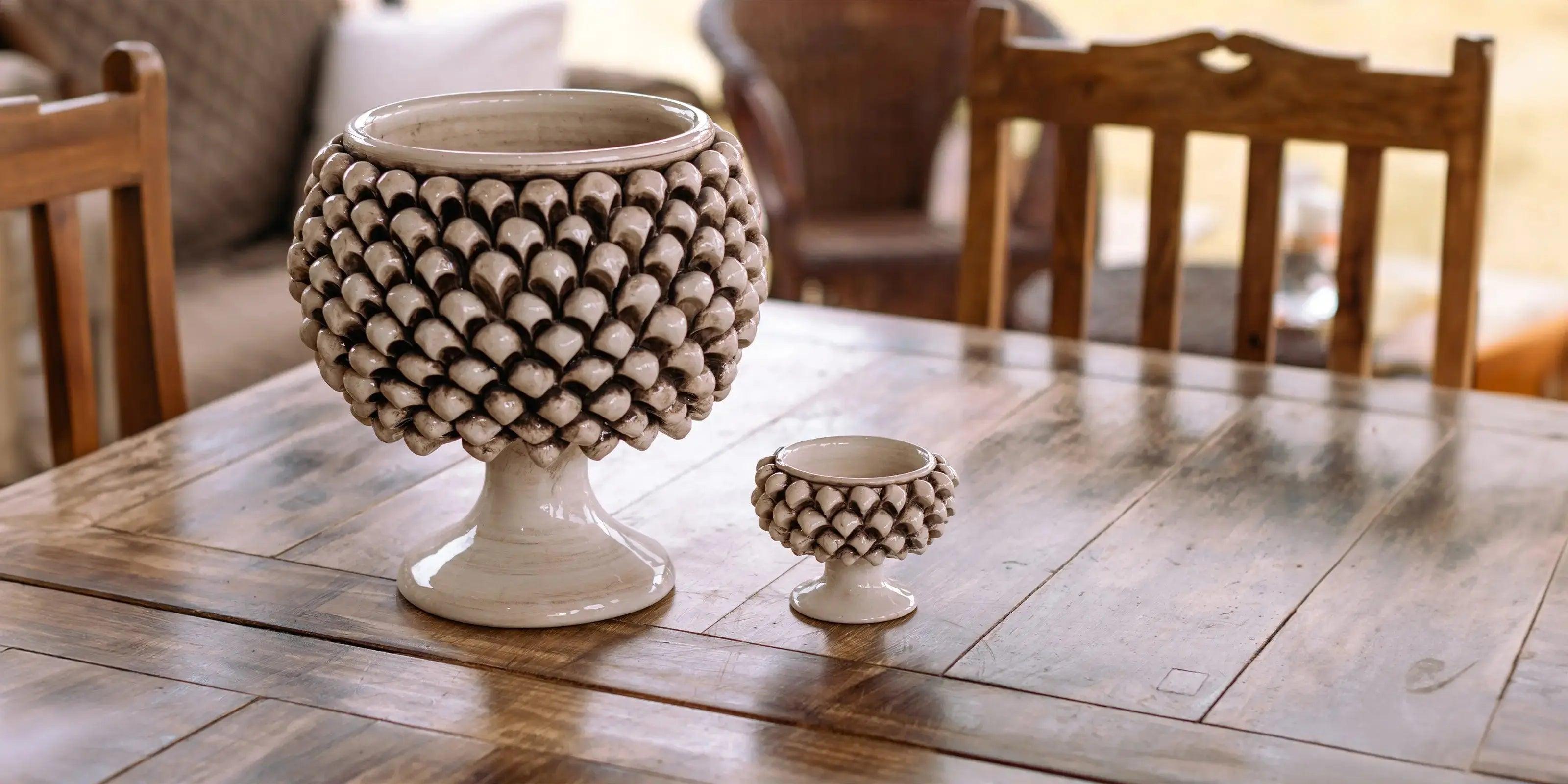 Ceramiche di Caltagirone fatti a mano, vasi decorativi su tavolo in legno