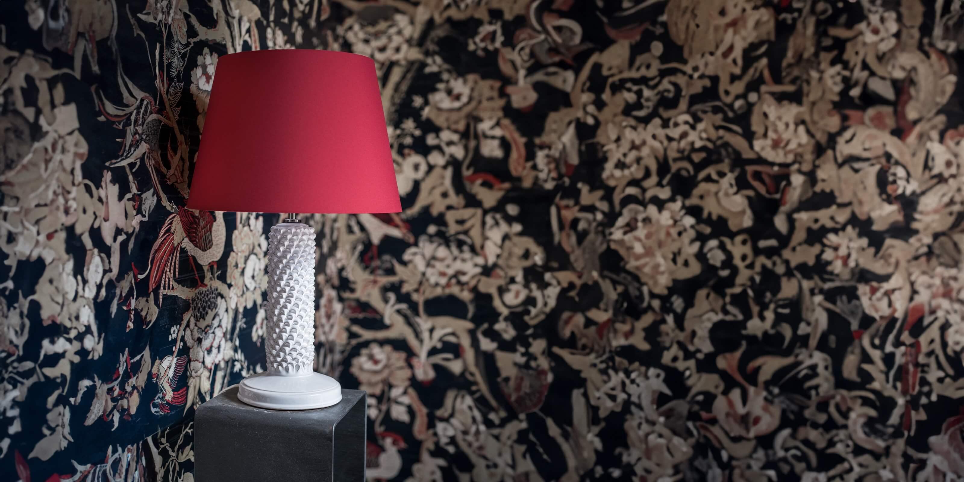 Lume a pigna ceramiche di Caltagirone fatti a mano con base bianca e paralume rosso.