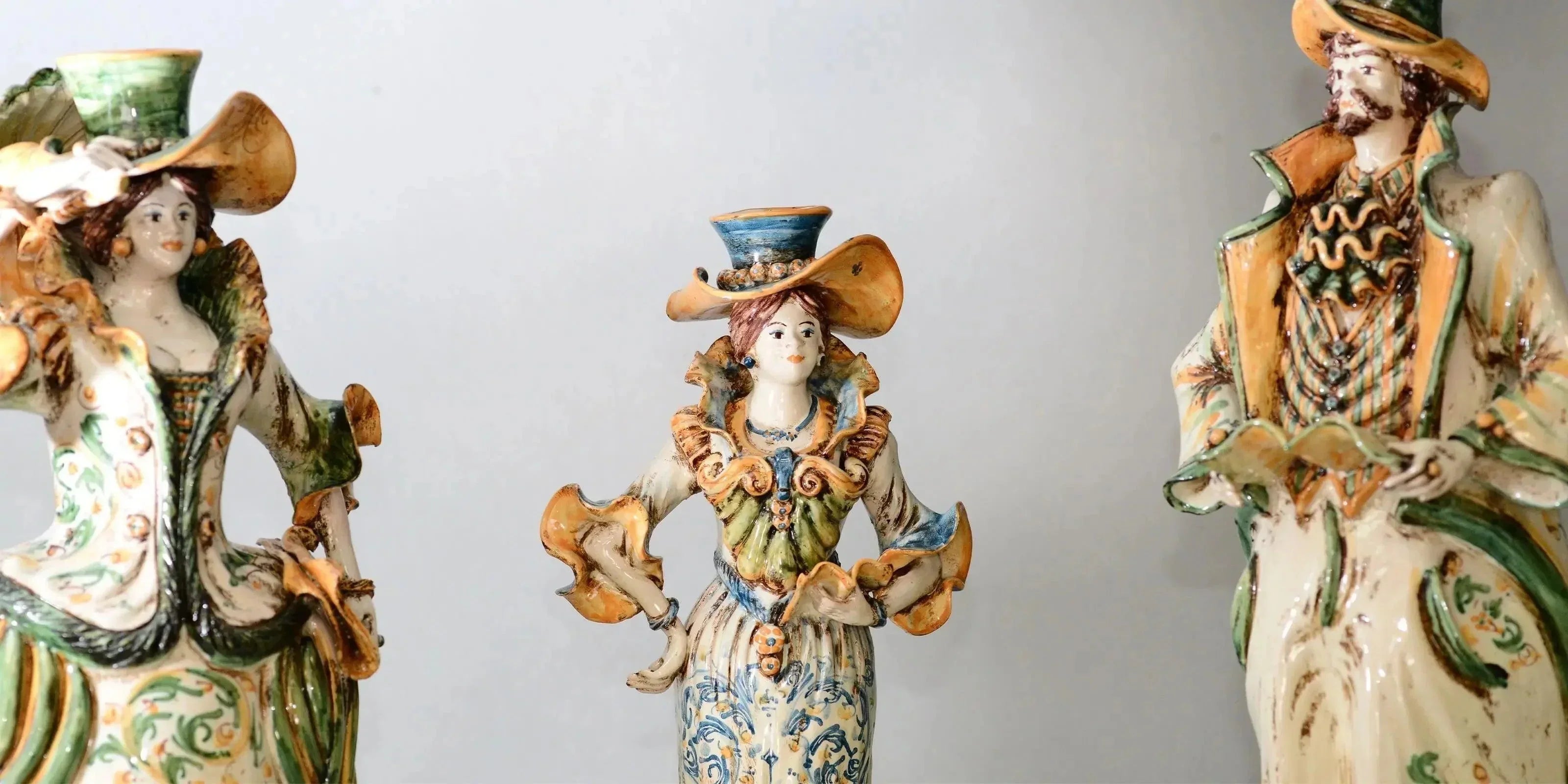Ceramiche Caltagirone fatti a mano: tre statuette decorate con abiti eleganti e cappelli colorati