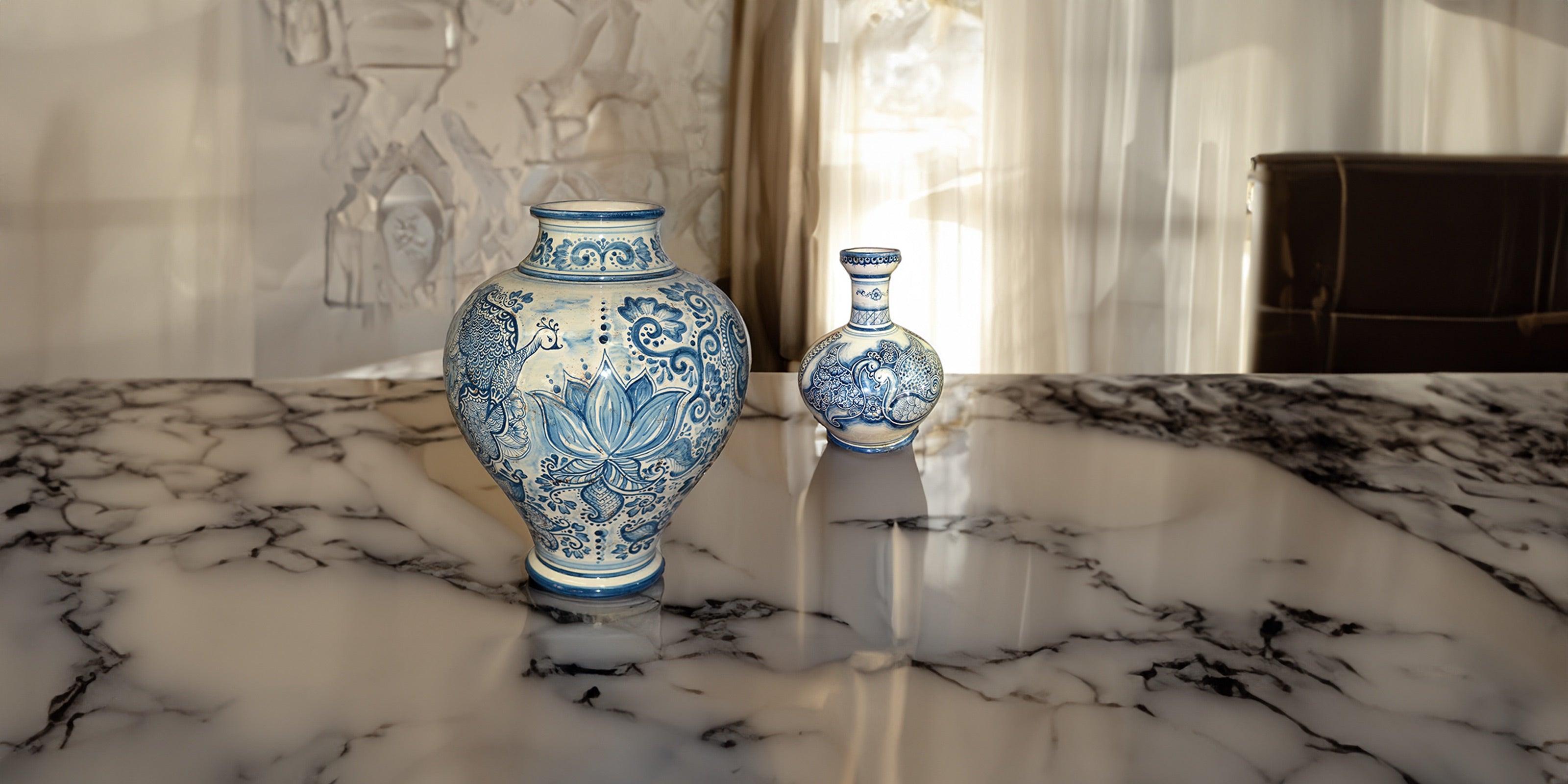 Vasi ceramiche Caltagirone Sofia blu su tavolo marmo, ceramiche caltagirone fatti a mano