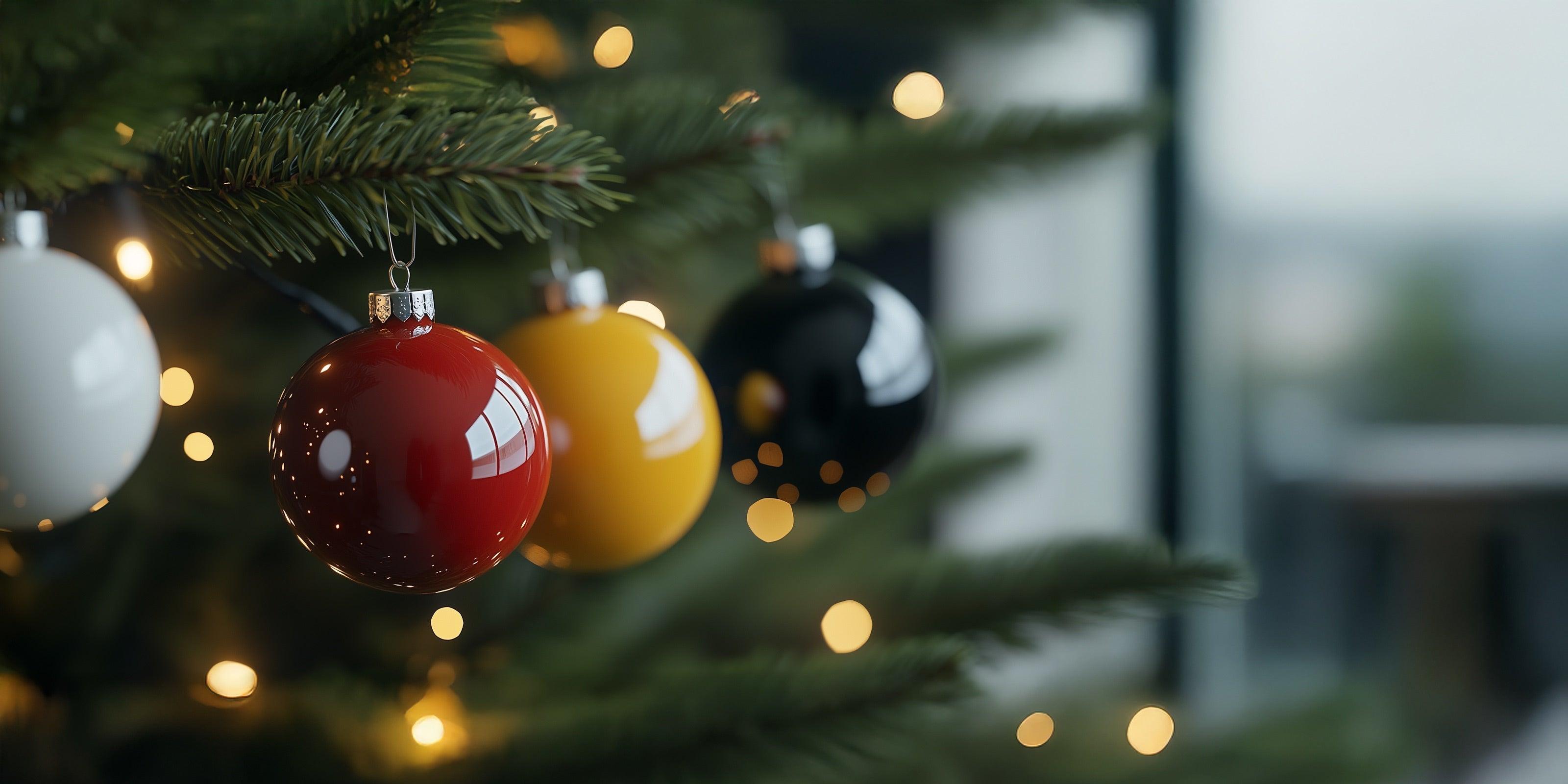 Palline natalizie ceramiche di Caltagirone fatto a mano appese a un albero di Natale con luci sfocate