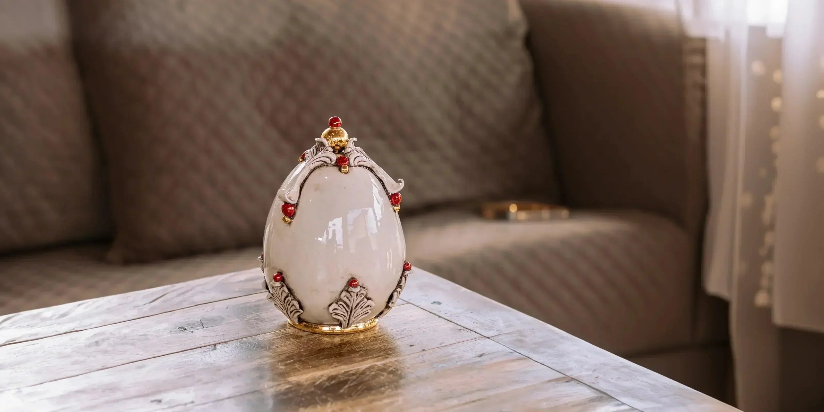 Uovo decorativo ceramiche Caltagirone Sofia, ceramiche caltagirone fatti a mano su tavolo