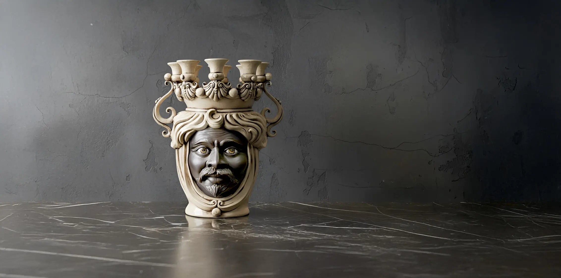 Portacandele ceramiche Caltagirone fatti a mano, volto maschile decorativo, design artigianale