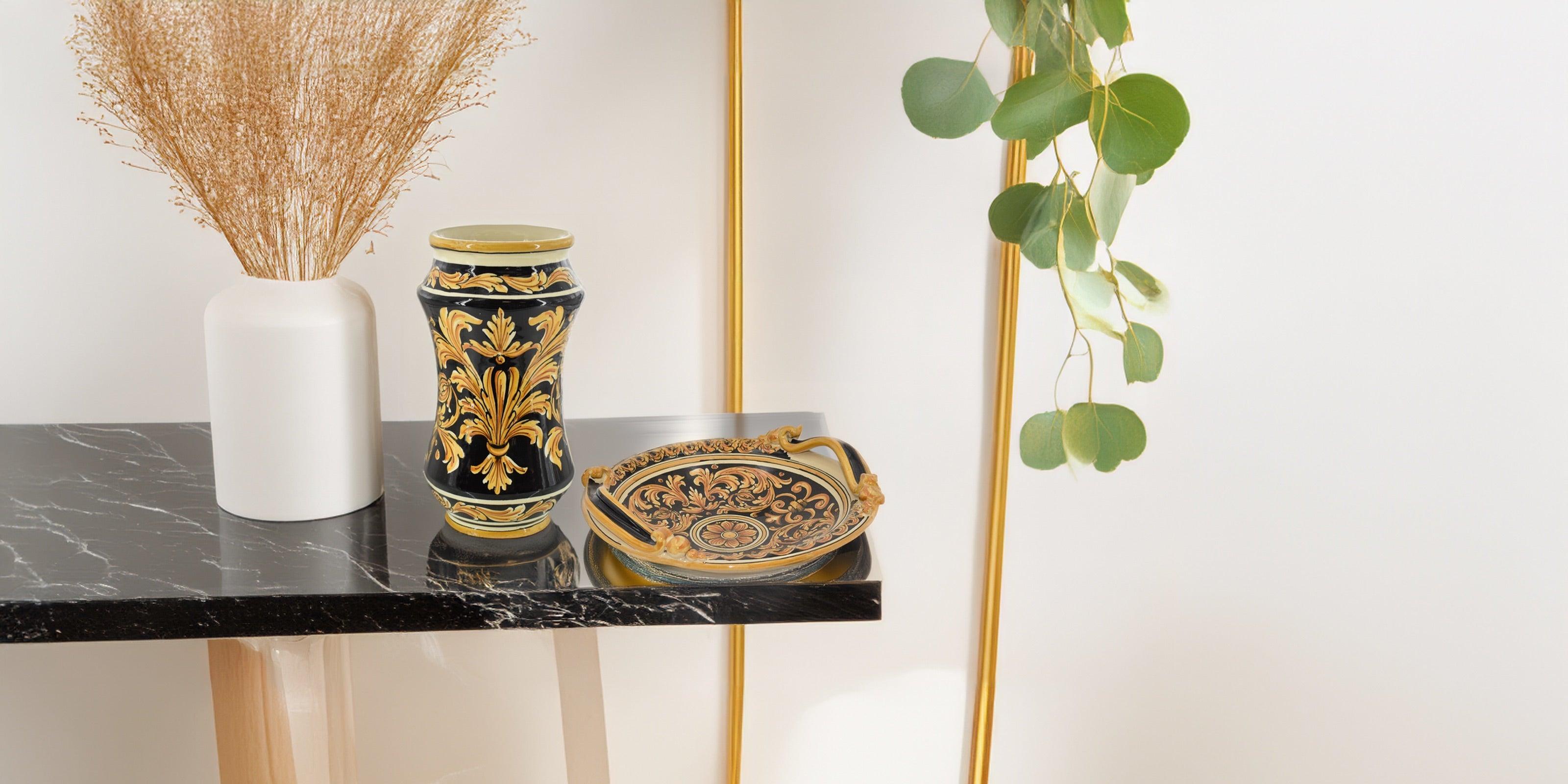 Vaso e piatto decorati serie ornato su fondo nero, ceramiche caltagirone fatti a mano