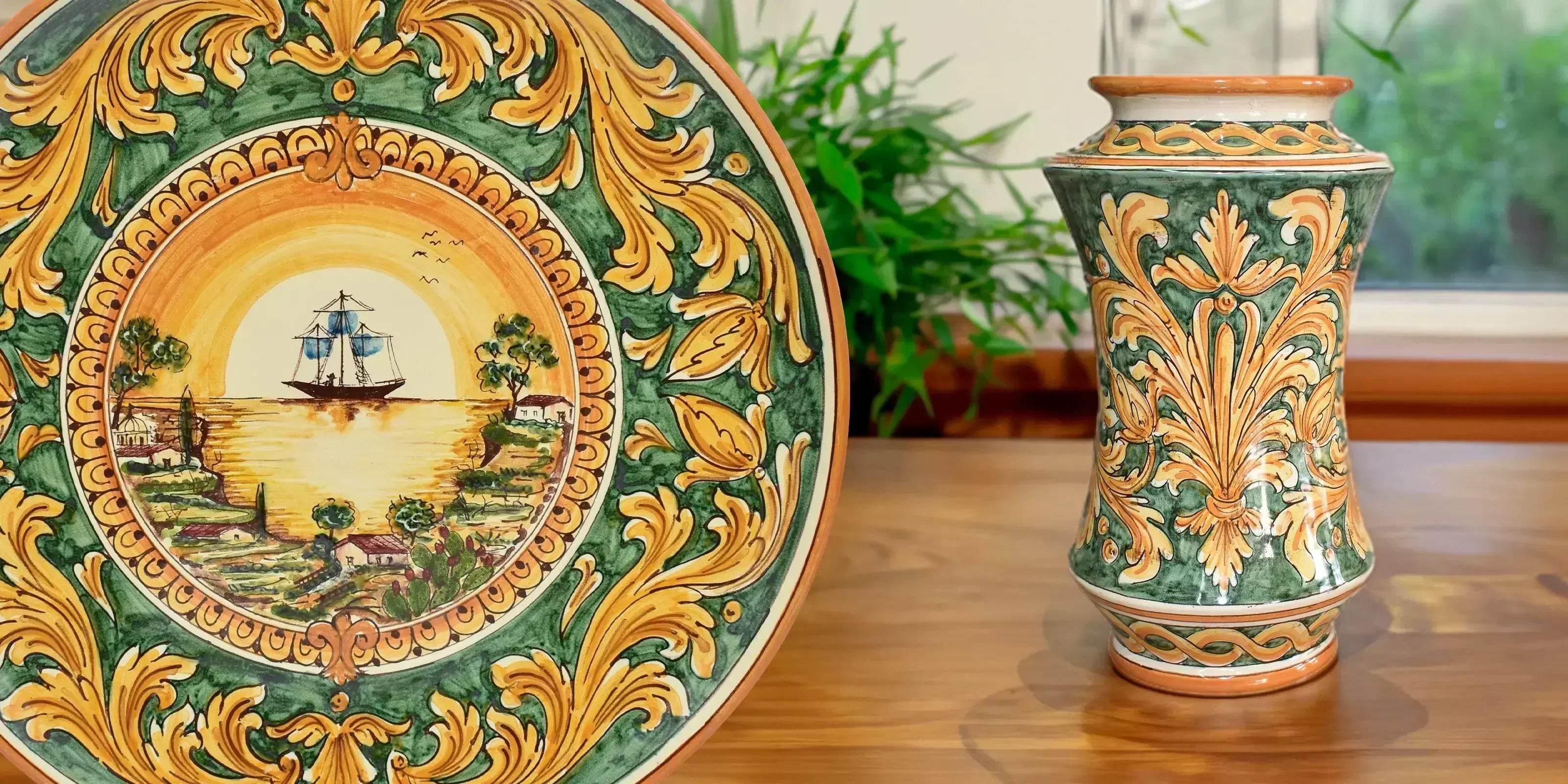 Piatti e vaso ceramiche Caltagirone Sofia fatti a mano con decori verdi e gialli su fondo legno