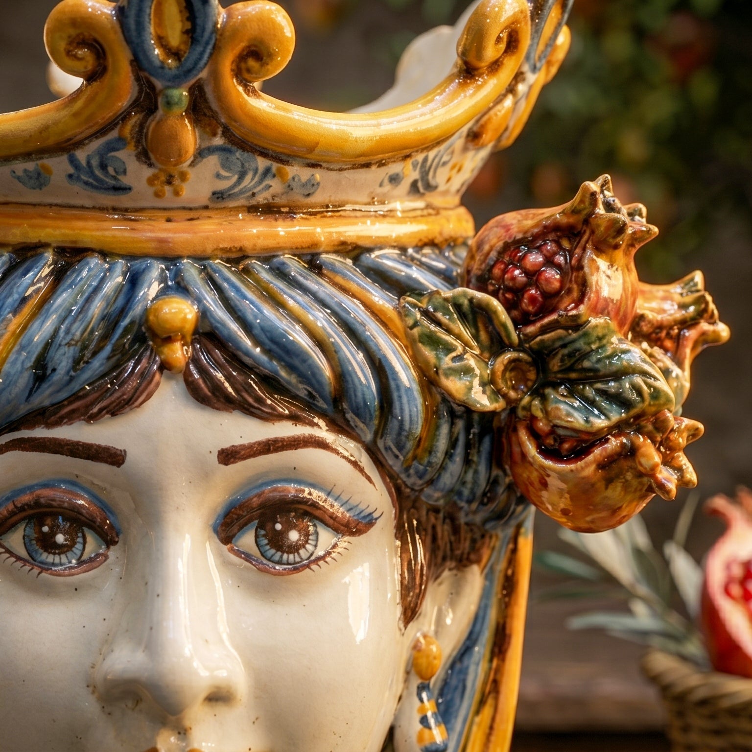 Ceramic Head with pomegranate h 25 blu/orange female