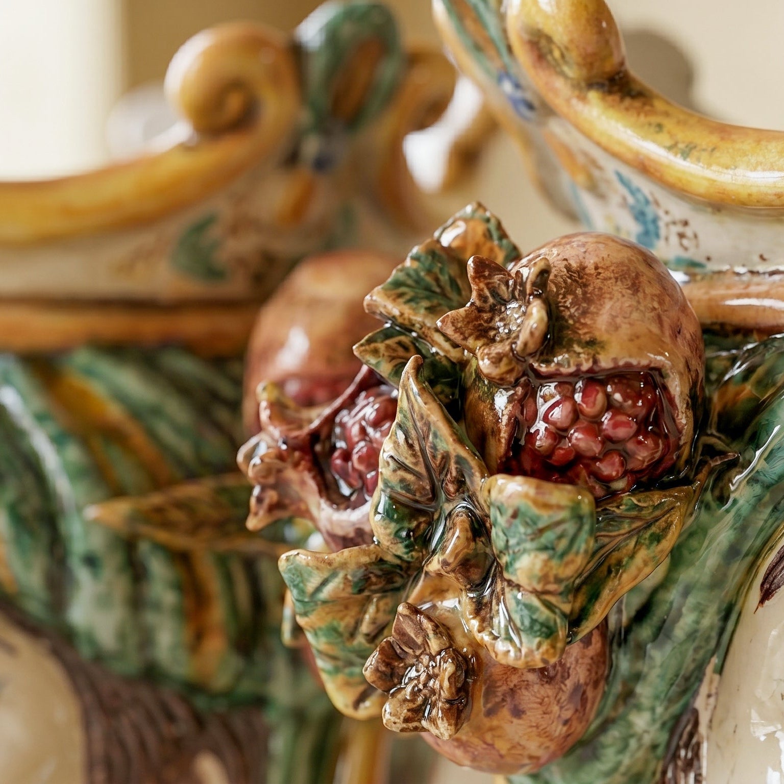 Ceramic Head with pomegranate h 25 green/orange female