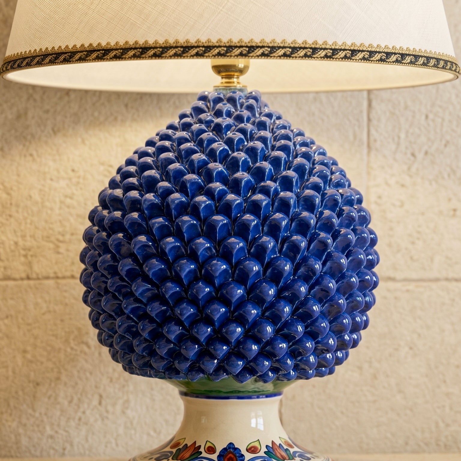 Pine Cone Table Lamp Deep Blue H 30 cm / 11¾" in Caltagirone Ceramic — Decoro Sicily