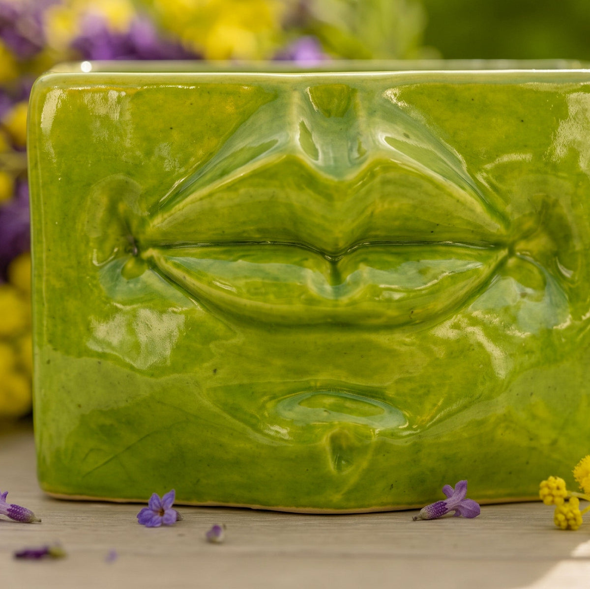 Sicilian Ceramic Face Box 14×10 / 21×13 cm / 5½×4 / 8¼×5", Leaf Green – Sicilian majolica handcrafted in Caltagirone