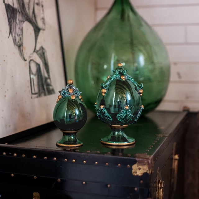 Una coppia di uova in Ceramiche di Caltagirone fatte a mano in colorazione verde e oro