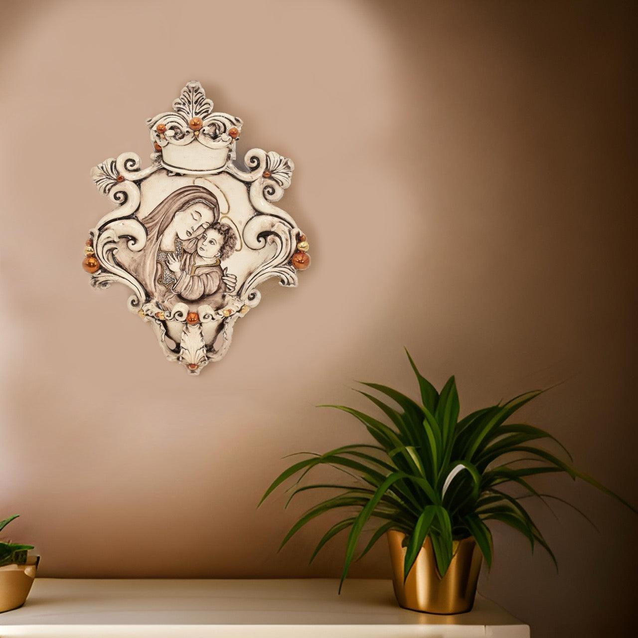 Acquasantiera grande appl 25×35 madonna maria con gesù madreperla antichizzato oro e lustri - Ceramiche di Caltagirone Sofia