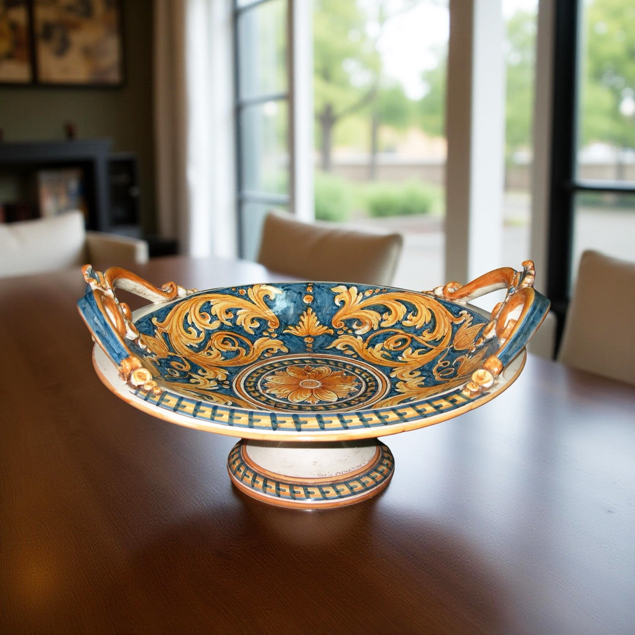 Centrotavola in ceramica di Caltagirone fatti a mano con decoro blu e oro su tavolo moderno.