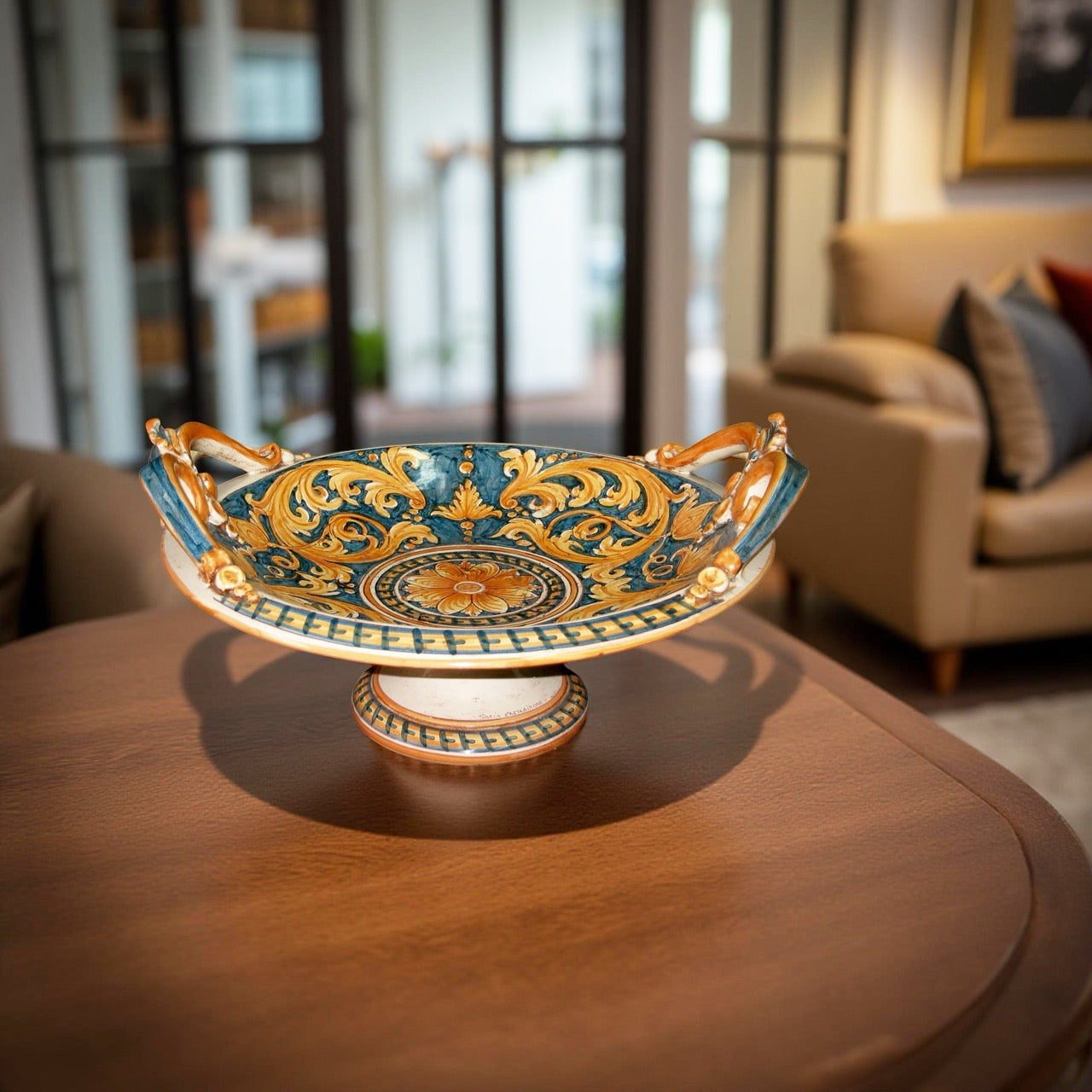 Centrotavola ceramica di Caltagirone fatti a mano, decorato, su tavolo in salotto elegante.