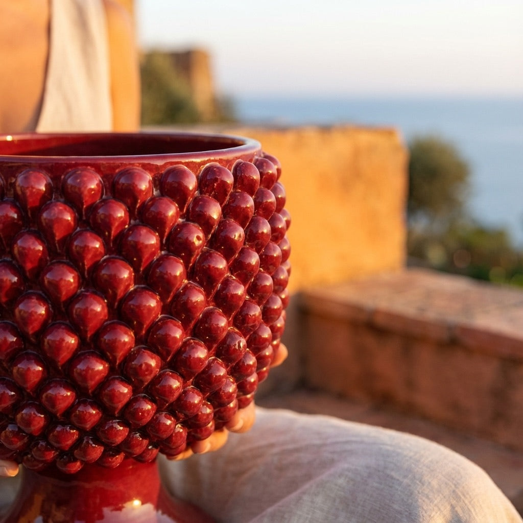 Vaso mezza pigna bordeaux in ceramica di Caltagirone