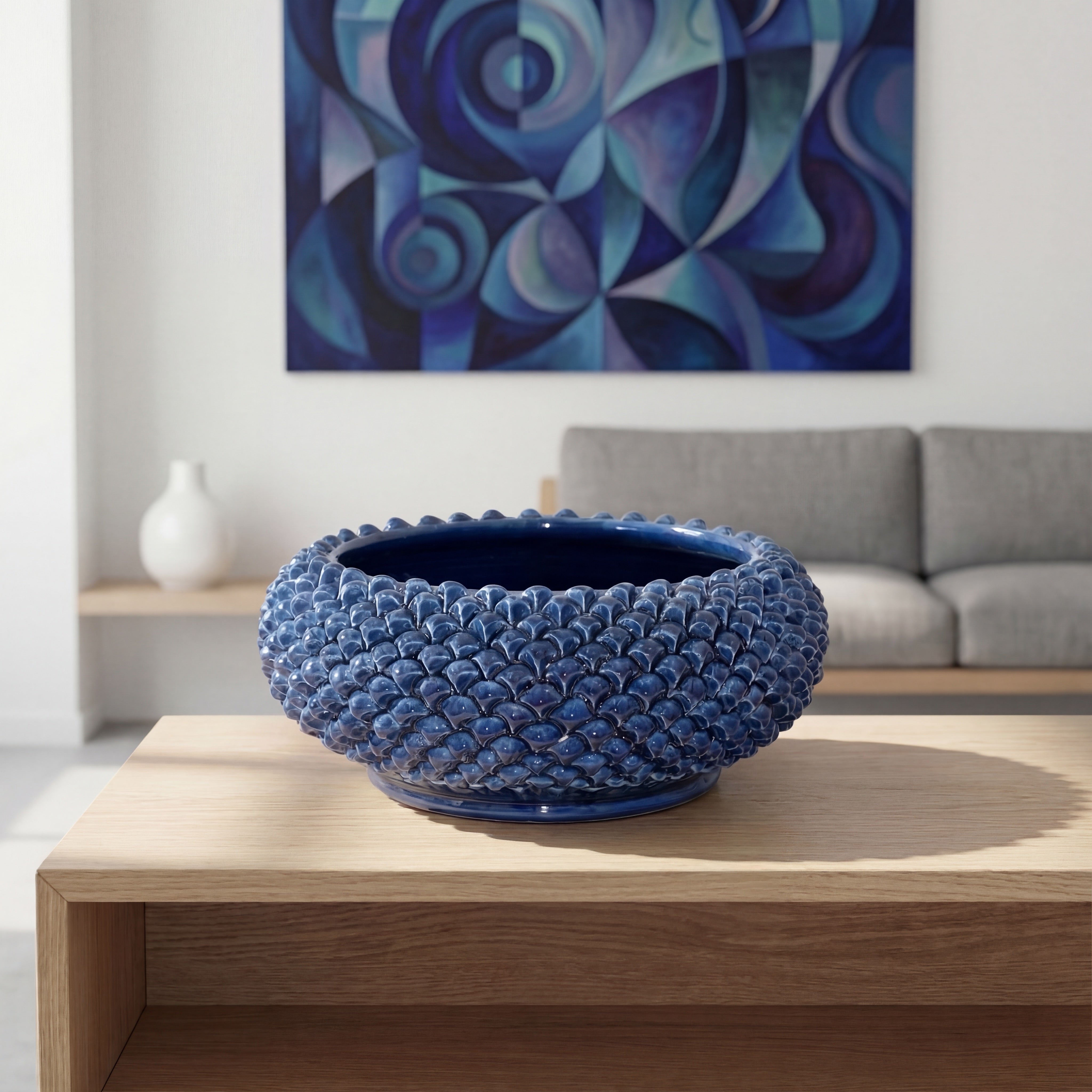 Ciotola blu ornamentale in ceramica di Caltagirone fatti a mano su tavolo moderno