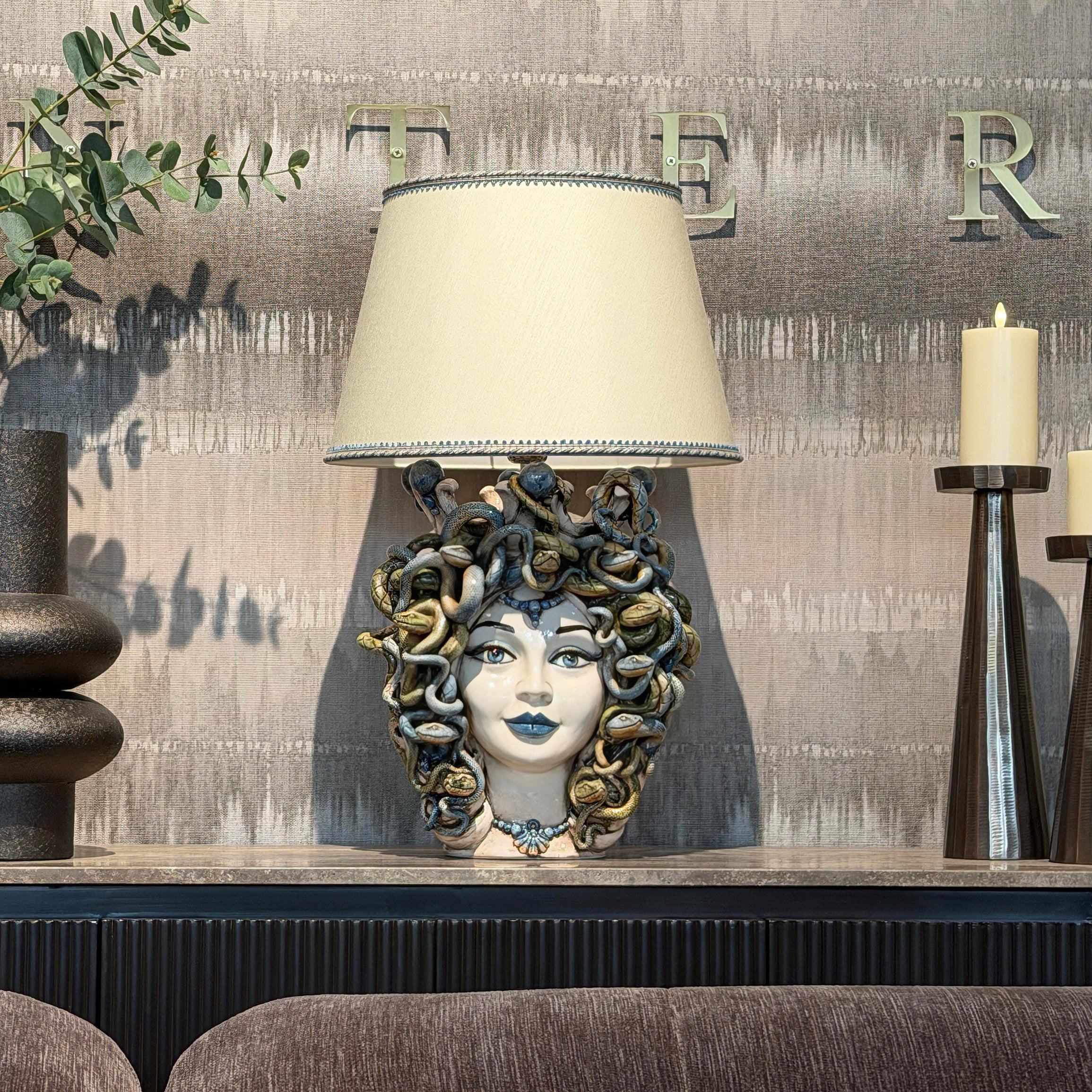 Lume a Testa Medusa Femmina in Ceramica di Caltagirone - Eleganza e Mito