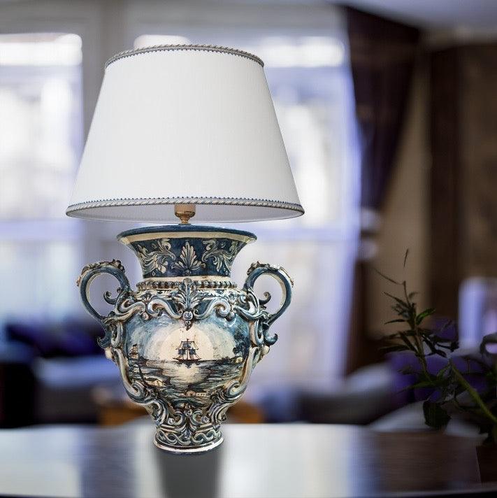 Lume anelli h 40 c/greca rilievo c/veliero ornato mono blu (h72 c/paralume Ø45) - Ceramiche di Caltagirone Sofia