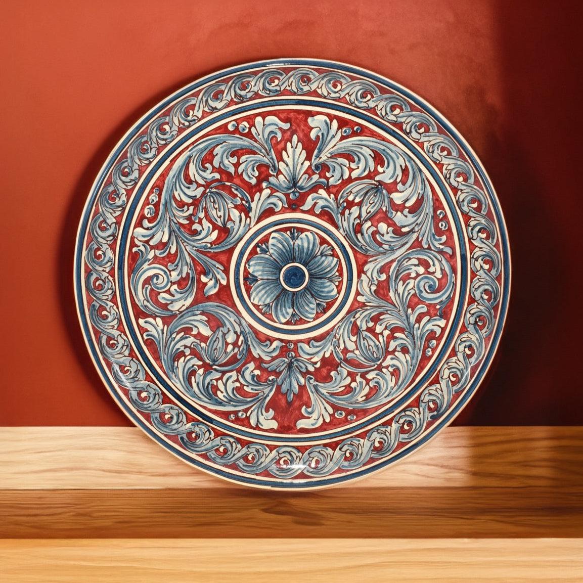 Piatto ornamentale ornato blu/bordeaux in ceramica artigianale di Caltagirone. - Ceramiche di Caltagirone Sofia