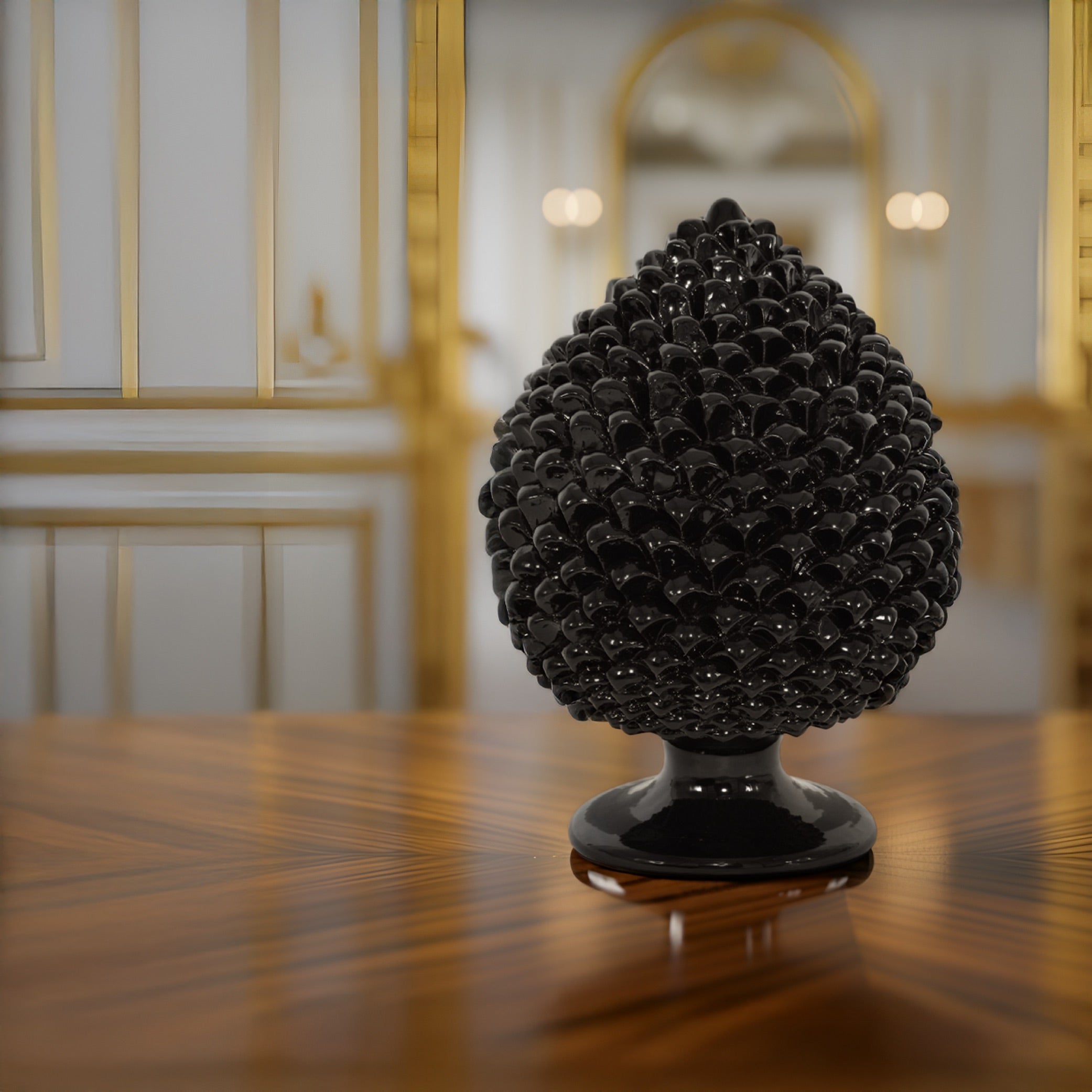 Ceramica di Caltagirone fatta a mano, pigna nera su tavolo in legno elegante