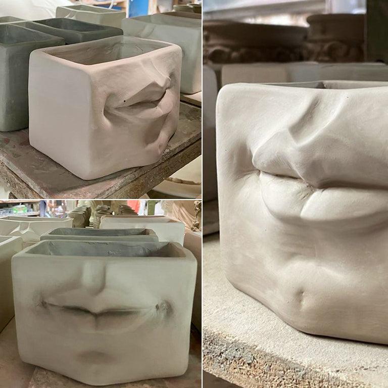Scatola artistica in ceramica di Caltagirone fatta a mano con espressione labiale scolpita su lato bianco opaco