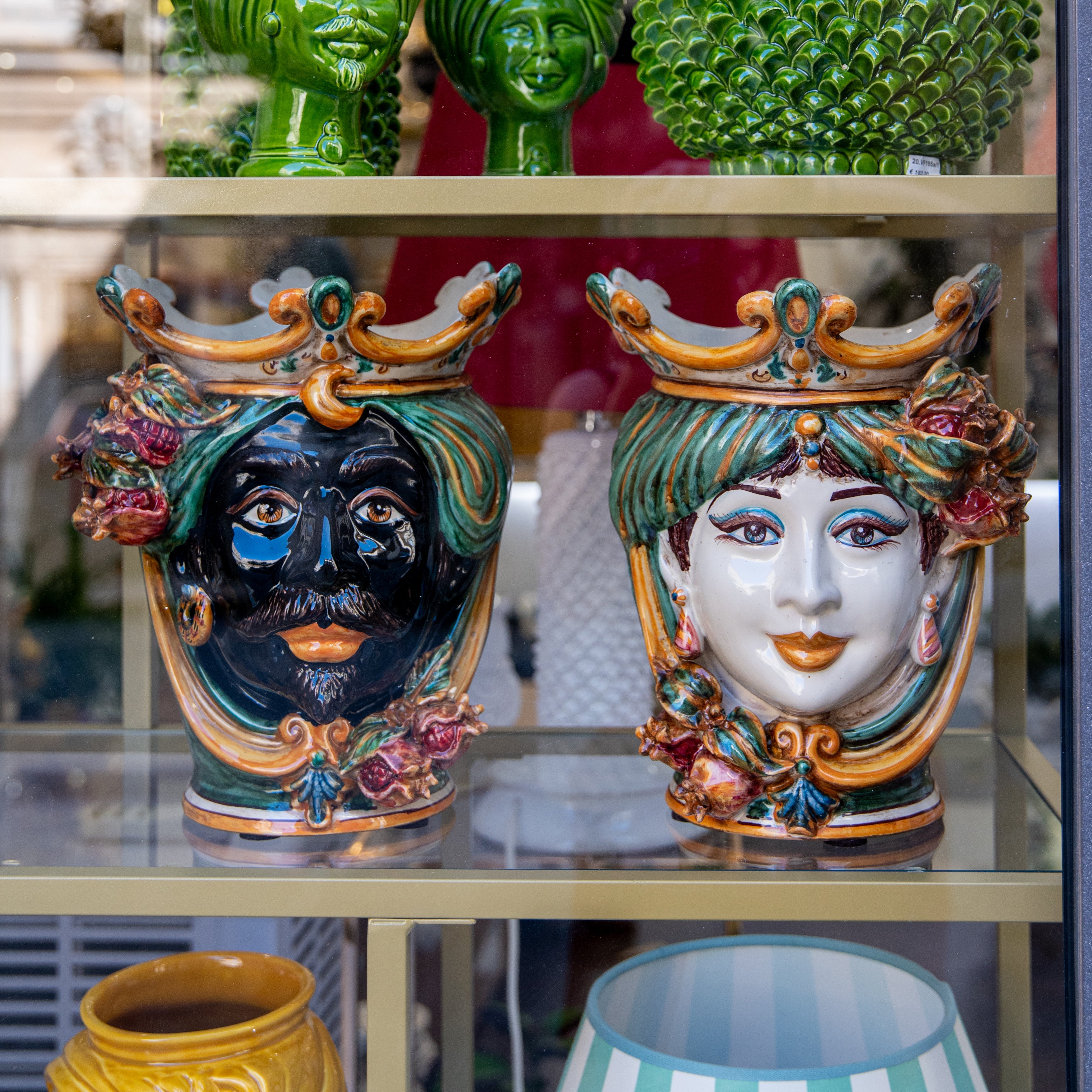 Coppia di teste di ceramica Caltagirone fatte a mano con corona e decorazioni floreali colorate