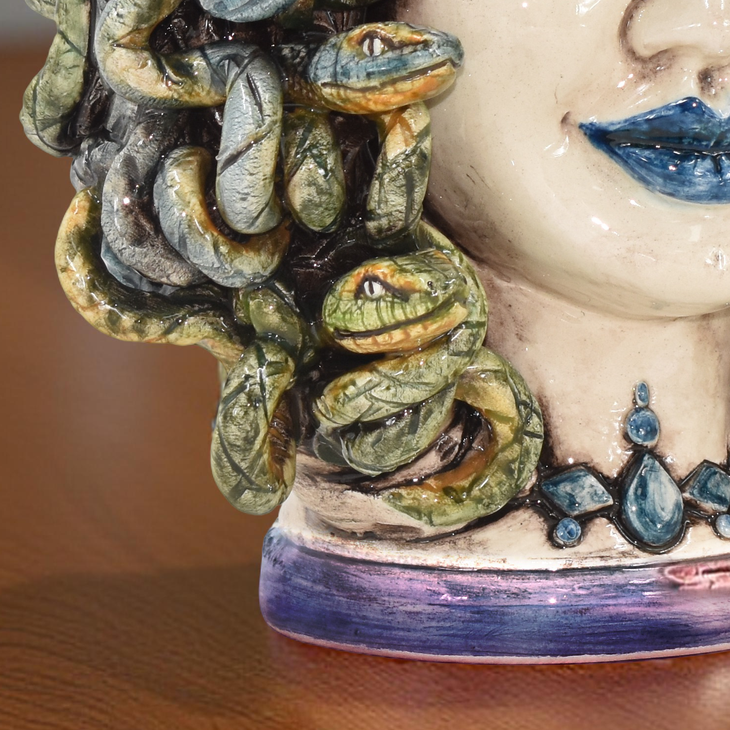 Testa h 25 turbante medusa Lustro Glicine - Ceramiche di Caltagirone Sofia