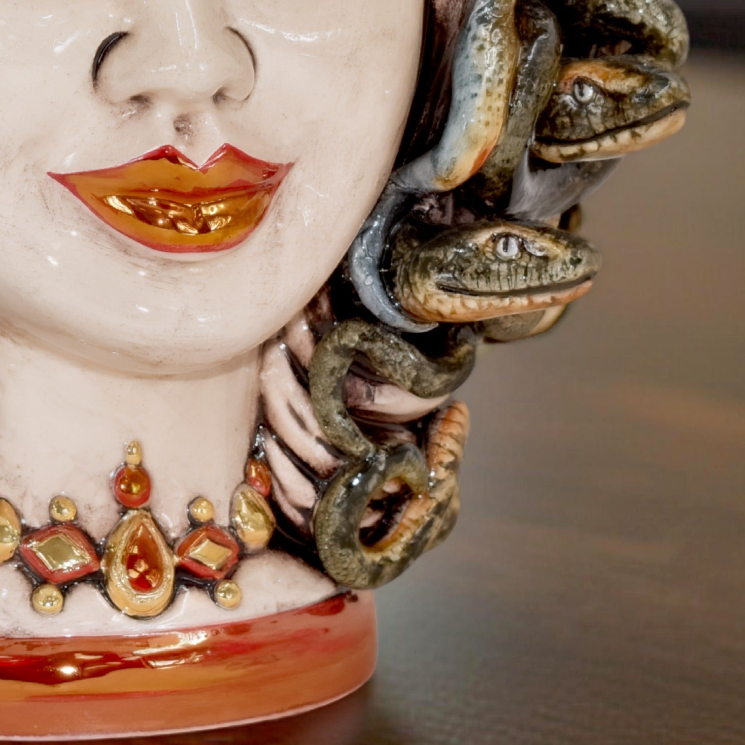 Testa h 25 turbante medusa madreperla antichizzato oro e lustri - Ceramiche di Caltagirone Sofia