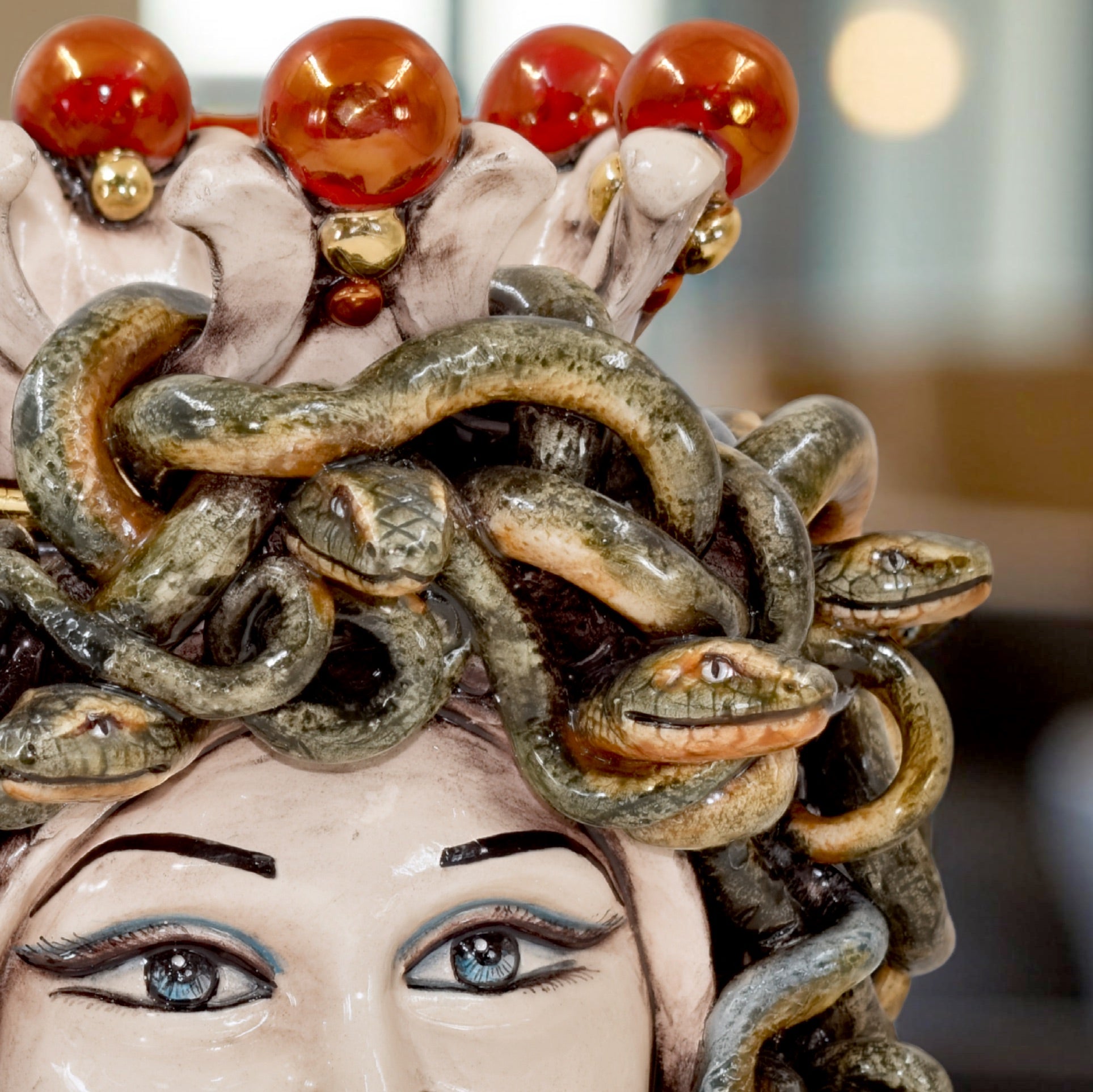 Testa h 25 turbante medusa madreperla antichizzato oro e lustri - Ceramiche di Caltagirone Sofia