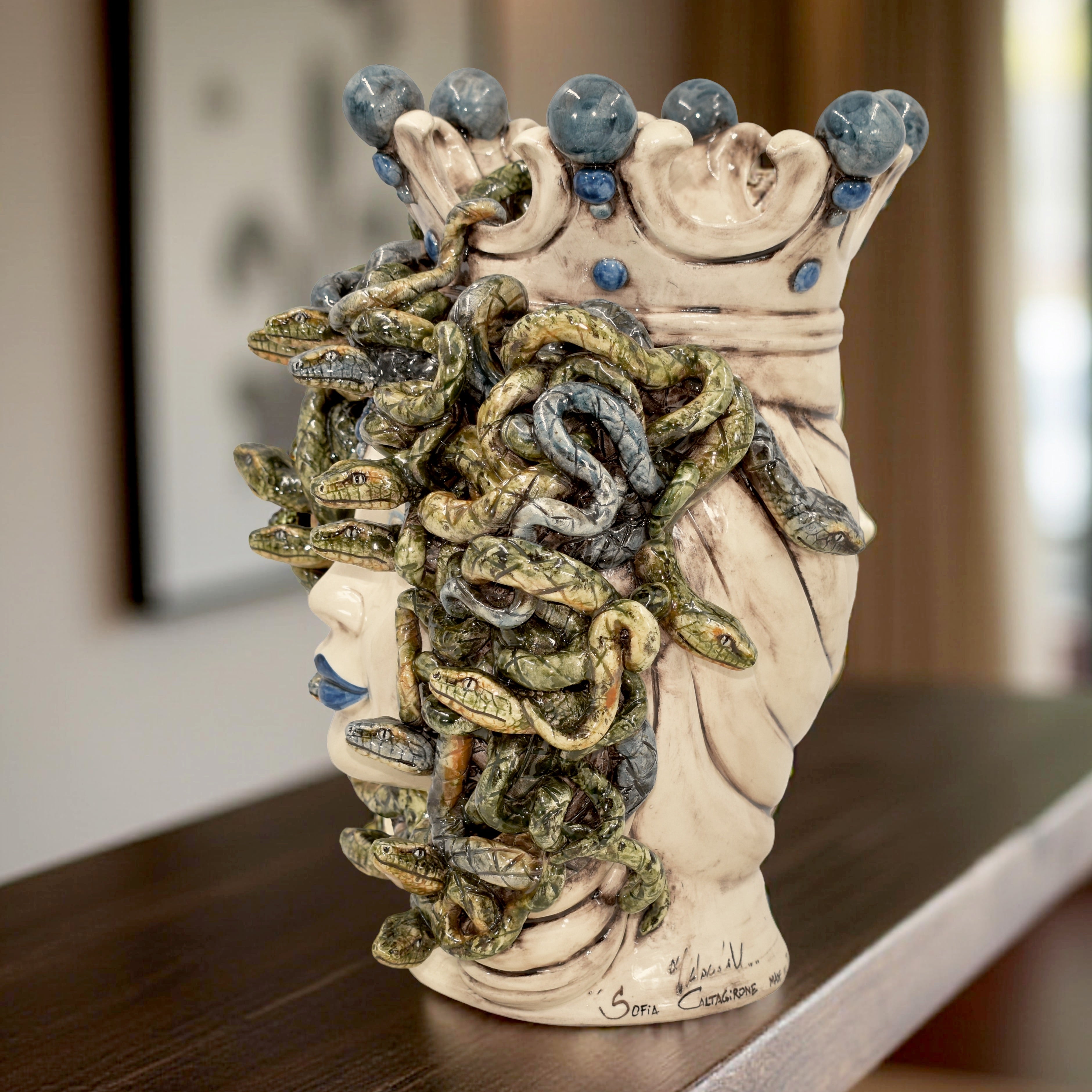 Testa h 38 medusa Madreperla Antichizzato con perline blu - Ceramiche di Caltagirone Sofia