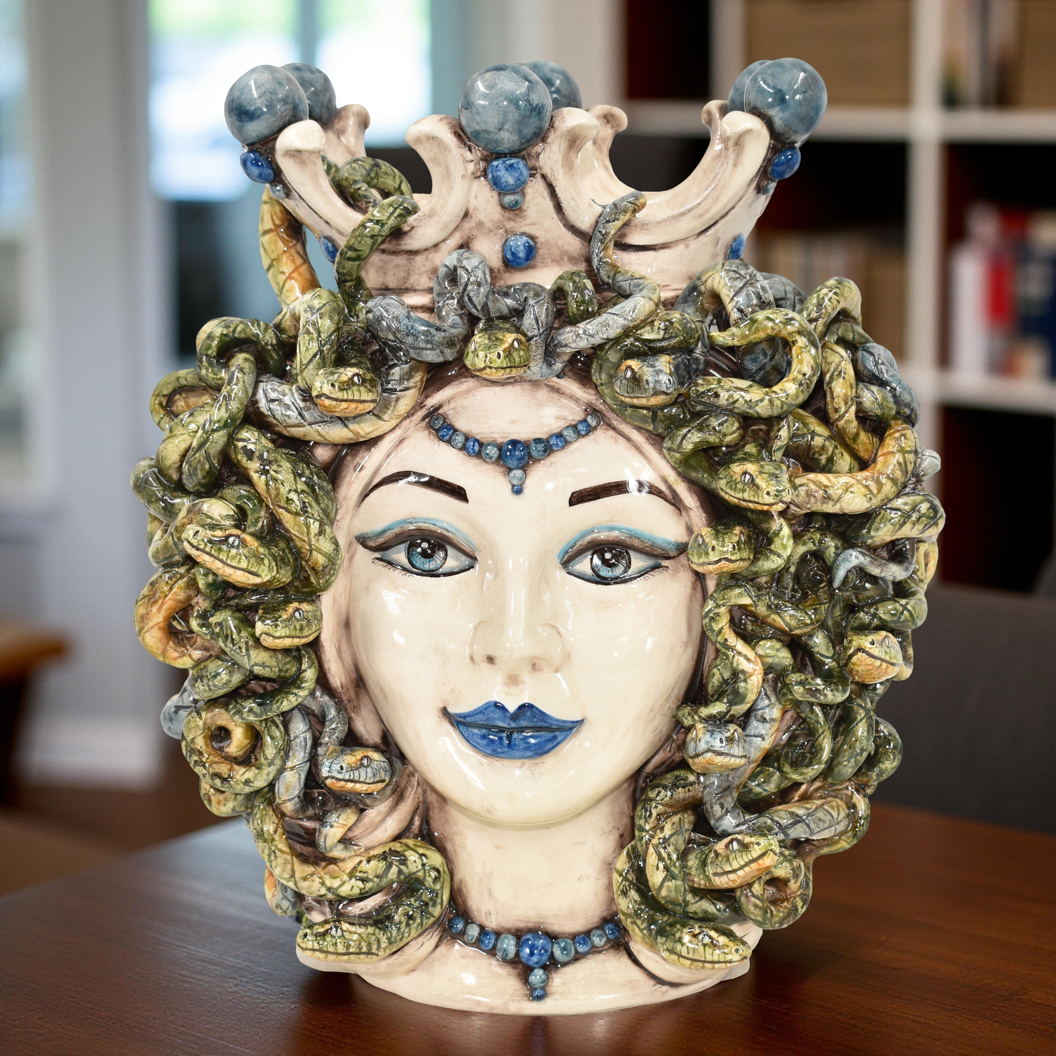 Testa h 38 medusa Madreperla Antichizzato con perline blu - Ceramiche di Caltagirone Sofia