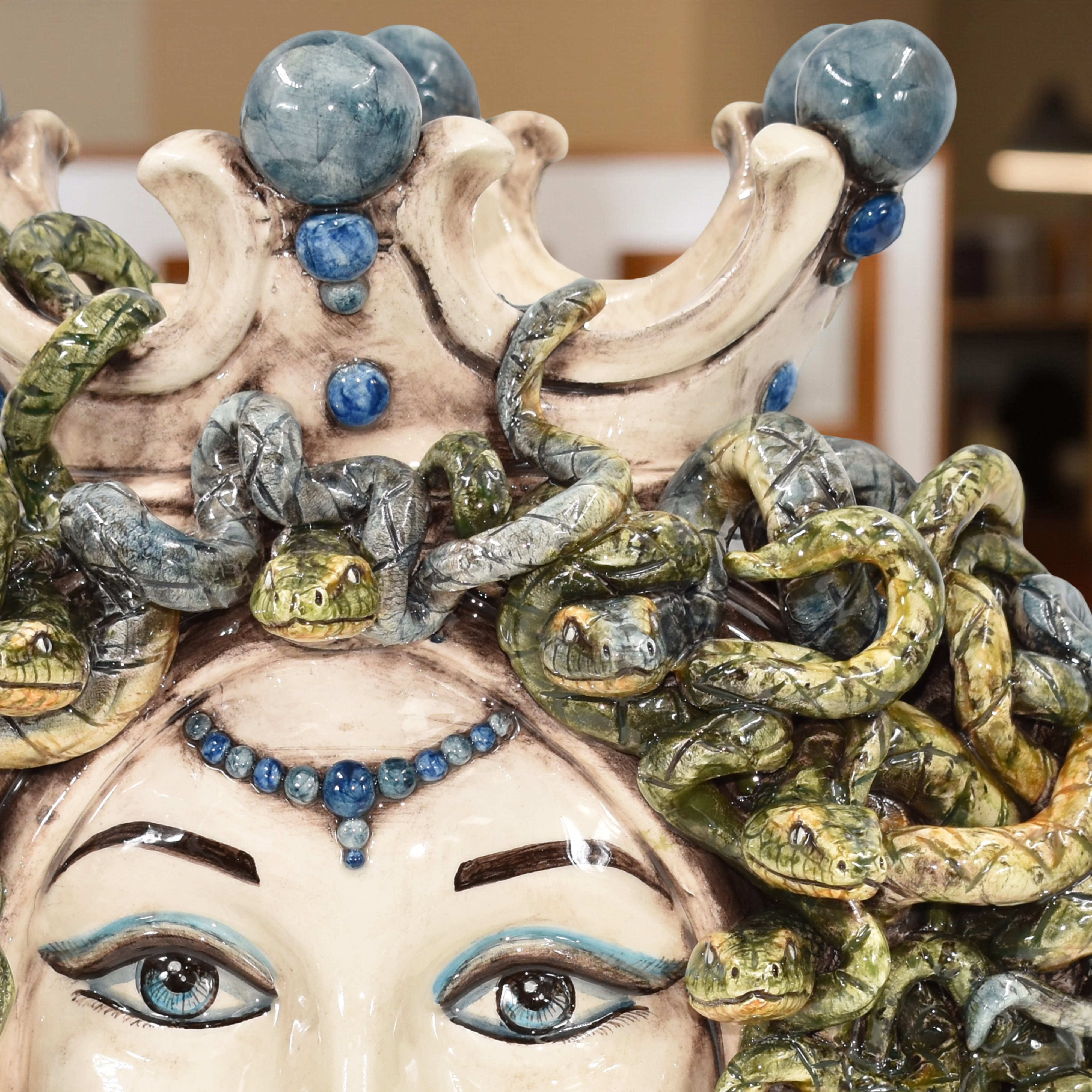 Testa h 38 medusa Madreperla Antichizzato con perline blu - Ceramiche di Caltagirone Sofia