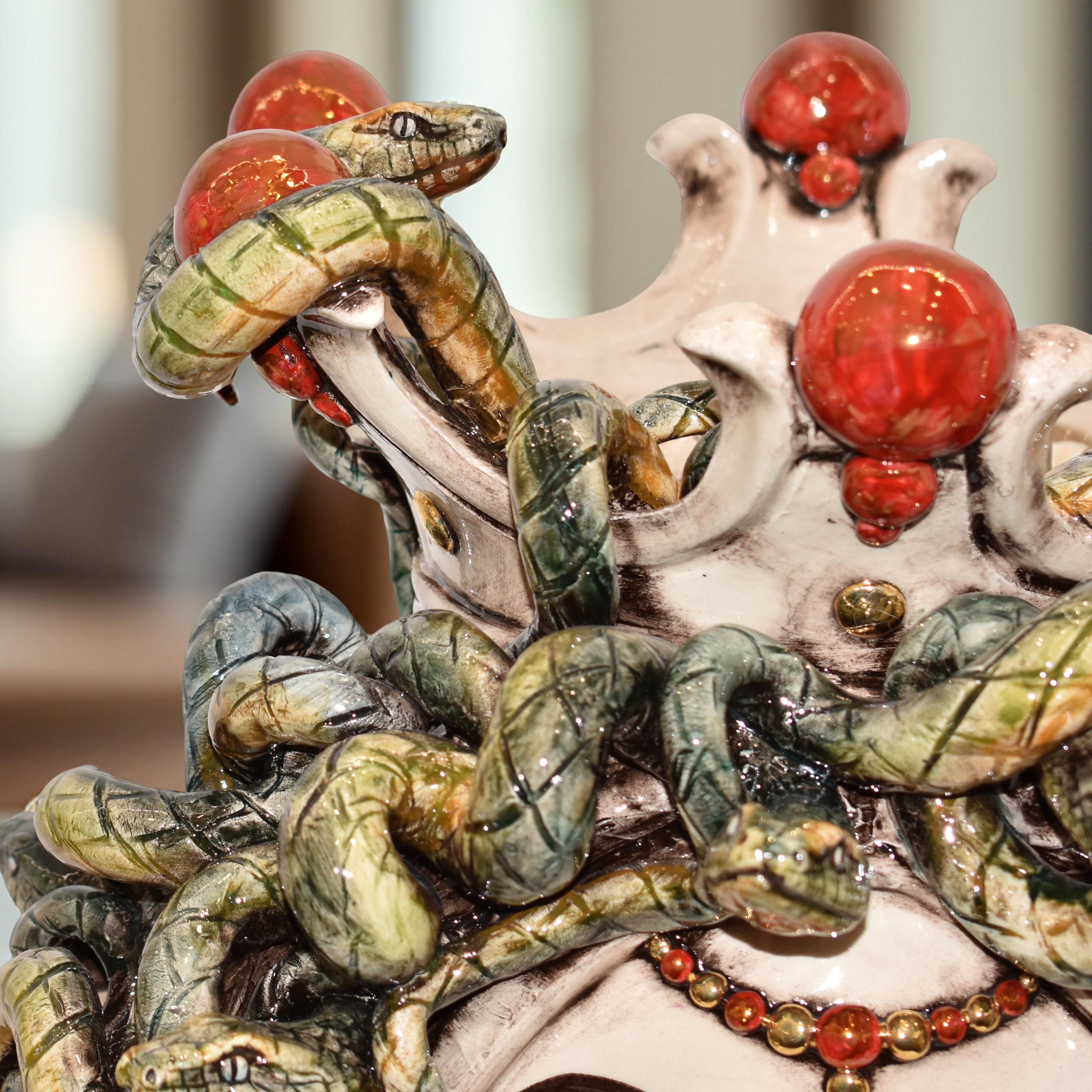 Testa h 38 medusa Madreperla Oro e Lustri - Ceramiche di Caltagirone Sofia