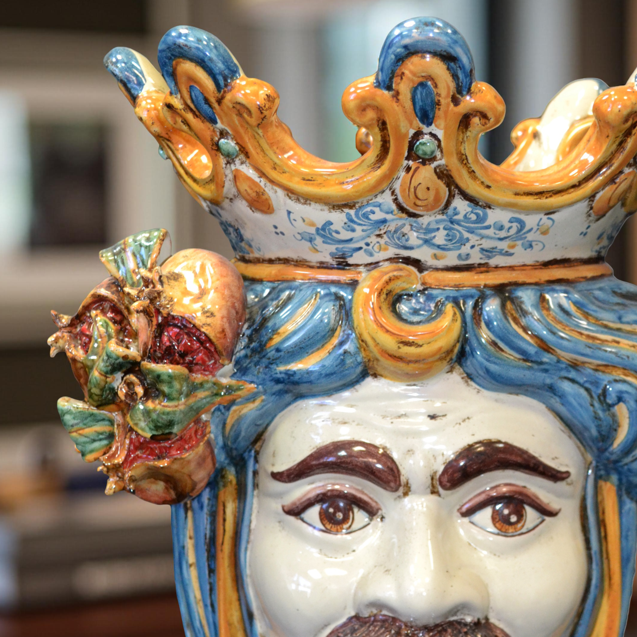 Testa h 40 melograni blu e arancio maschio bianco - Ceramiche di Caltagirone Sofia