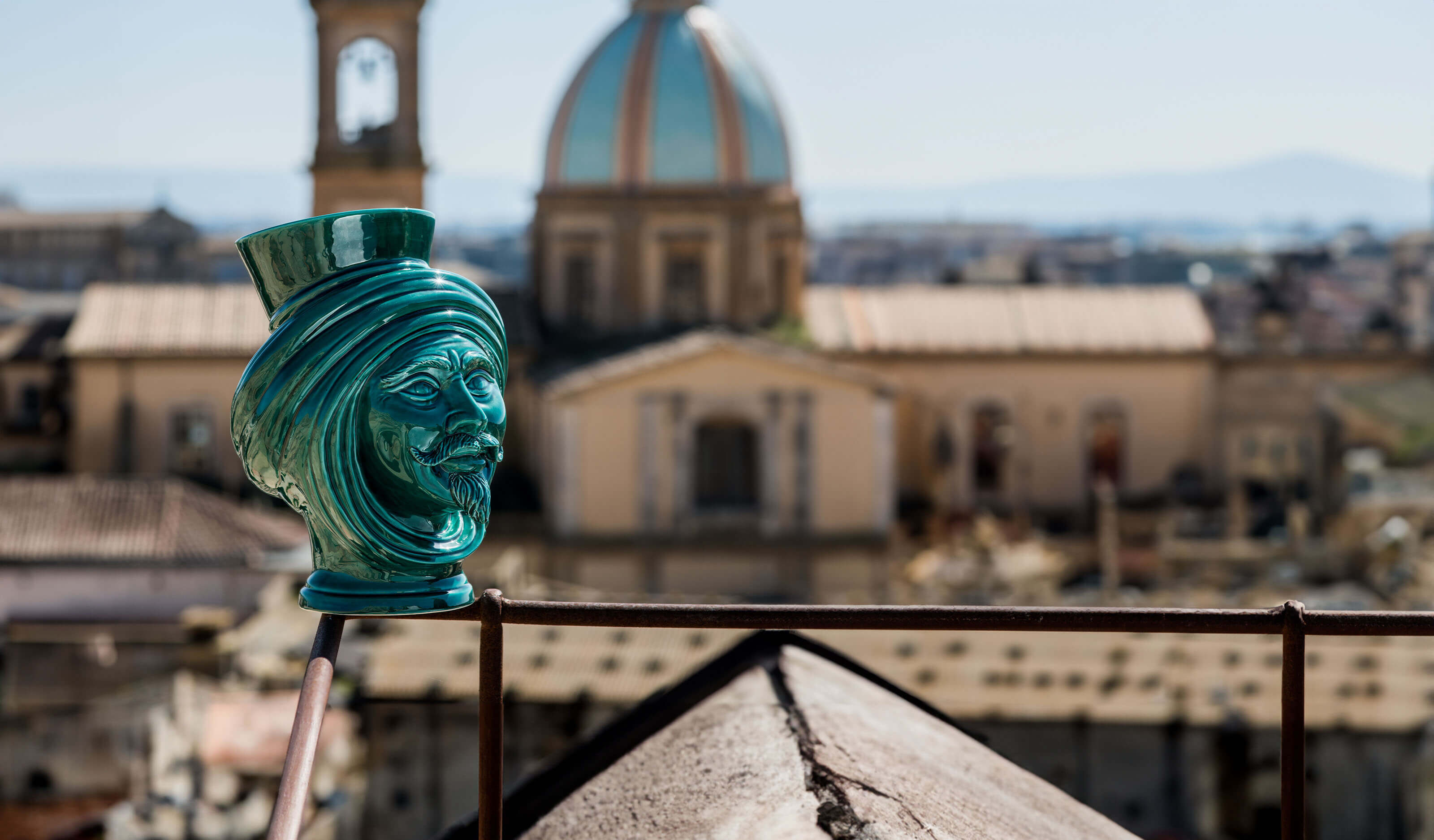 Testa di moro con il panorama di caltagirone