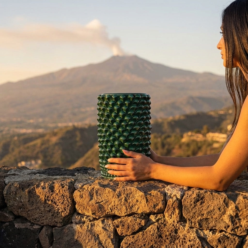Vaso cilindrico pigna verde antico ceramiche Caltagirone fatti a mano su muretto panoramico