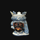 Ceramiche di Caltagirone fatti a mano: testa regale con corona blu e dettagli artigianali