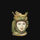 Ceramica di Caltagirone fatta a mano con volto femminile e corona, colori vivaci e dettagli artigianali