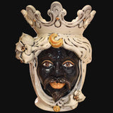 Ceramiche di Caltagirone fatti a mano, maschera decorativa con corona e dettagli artigianali