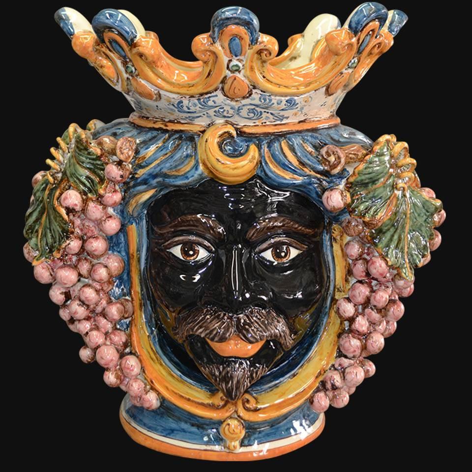 Testa di moro ceramica di Caltagirone fatta a mano con corona arancio, blu e grappoli d'uva rosa